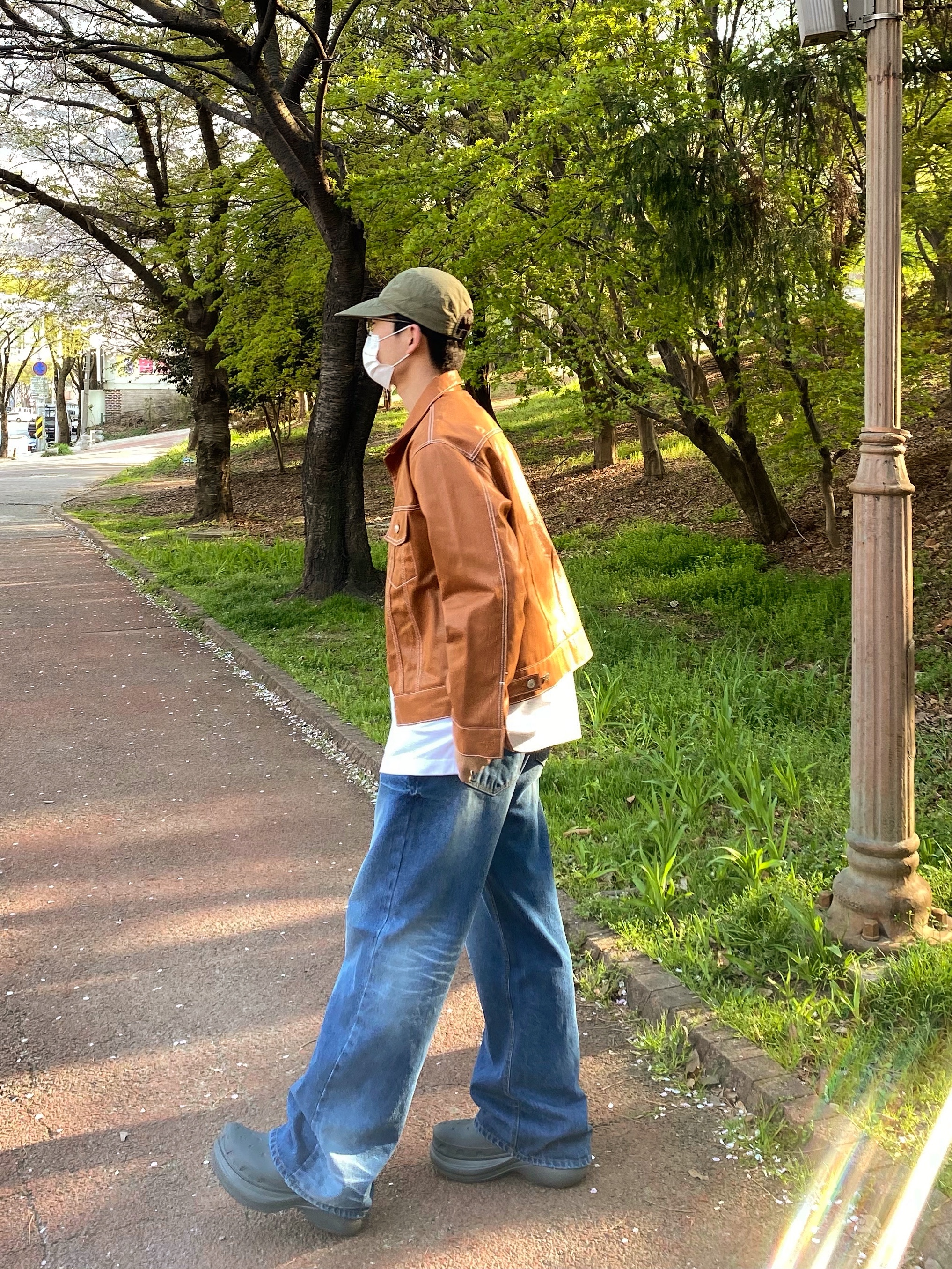 Balenciaga x Crocs Rubber Boot Grey 착용 스타일 - 3