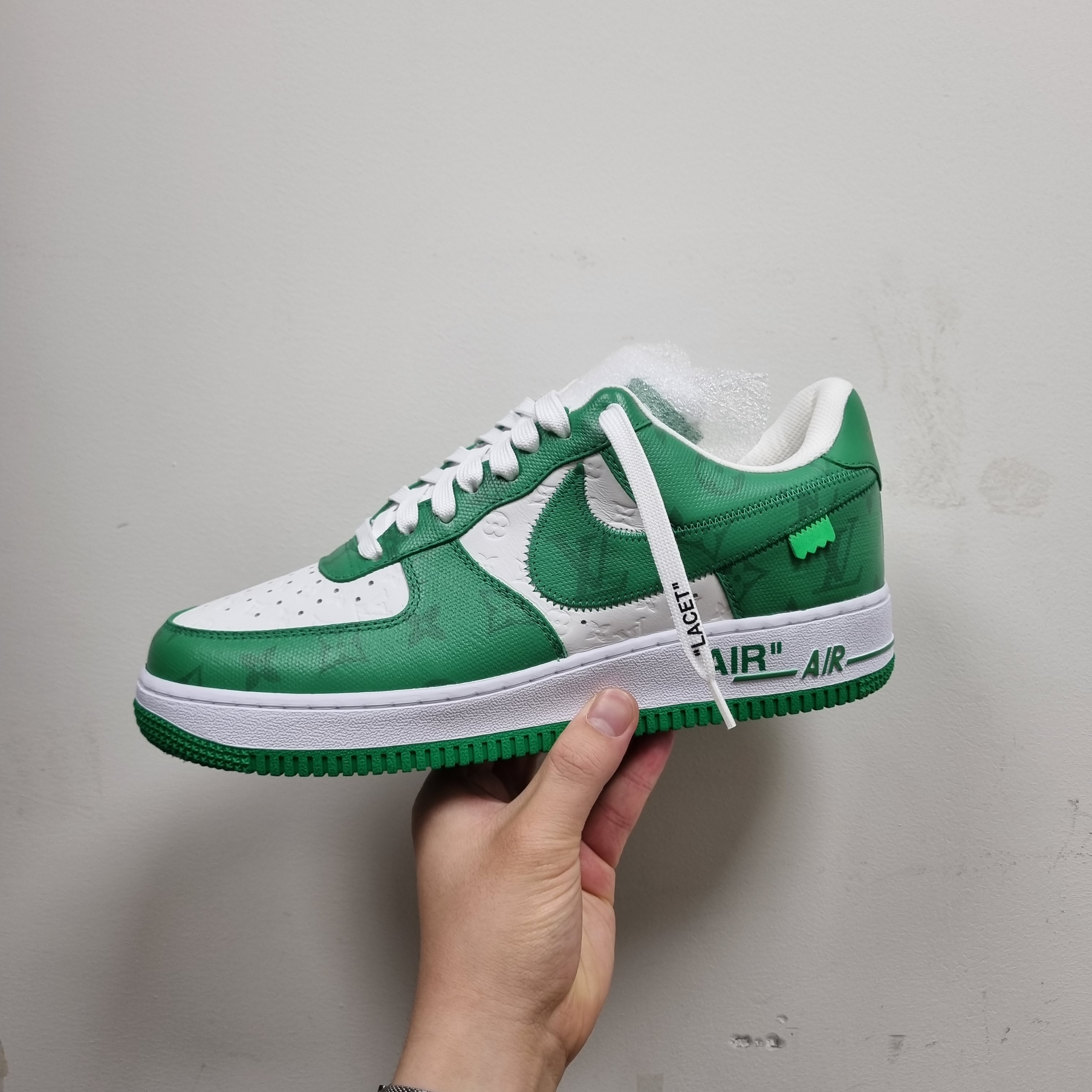 Louis Vuitton x Nike Air Force 1 Low by Virgil Abloh White Gym Green 착용 스타일 - 1