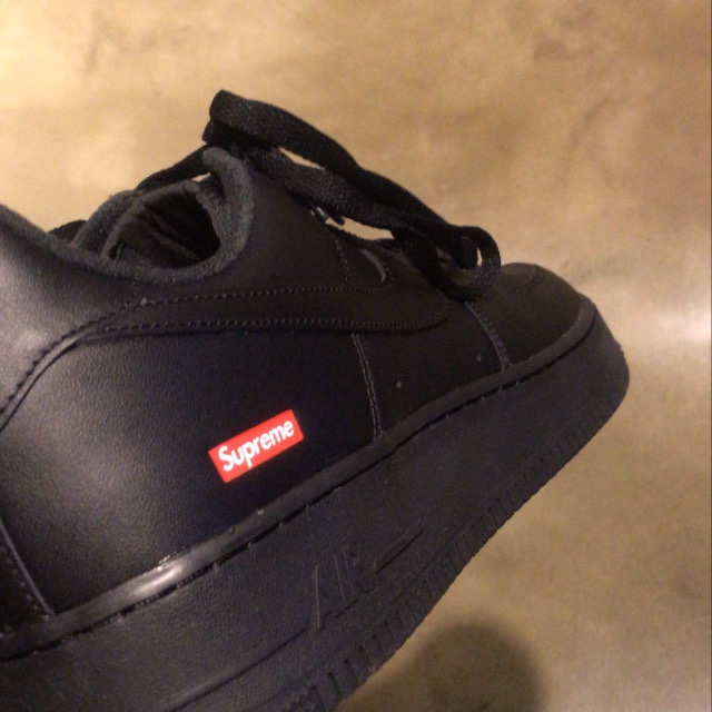 Nike x Supreme Air Force 1 Low Black 착용 스타일 - 2