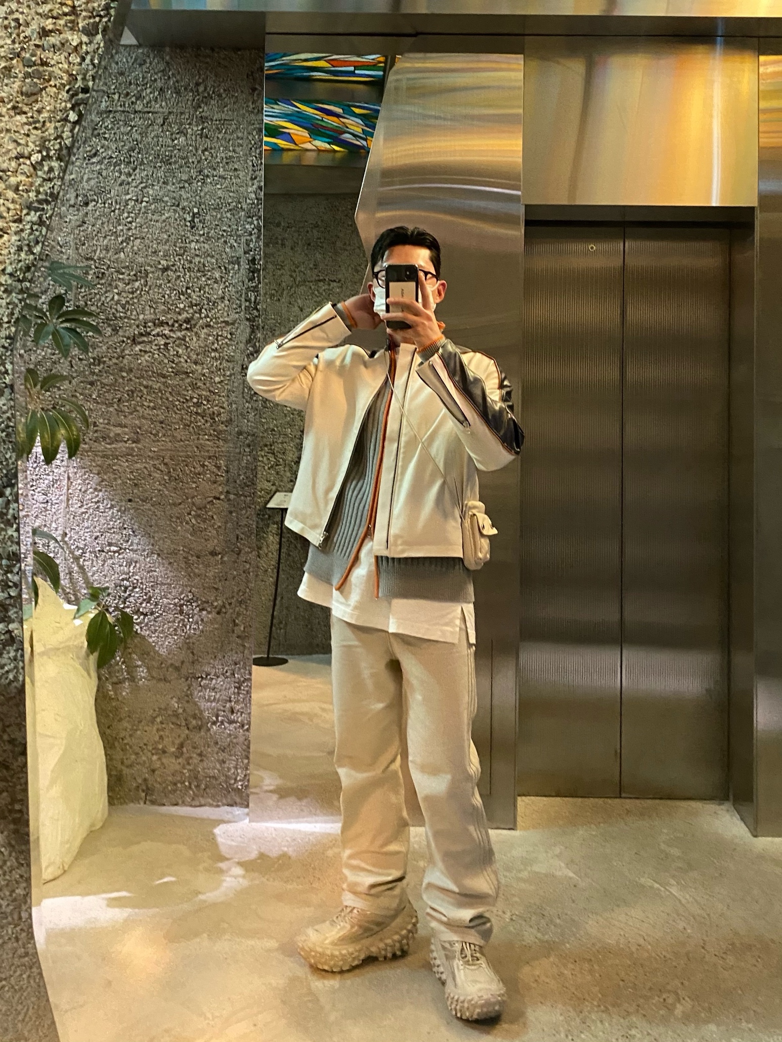 Balenciaga Defender Sneakers Beige 착용 스타일 - 3
