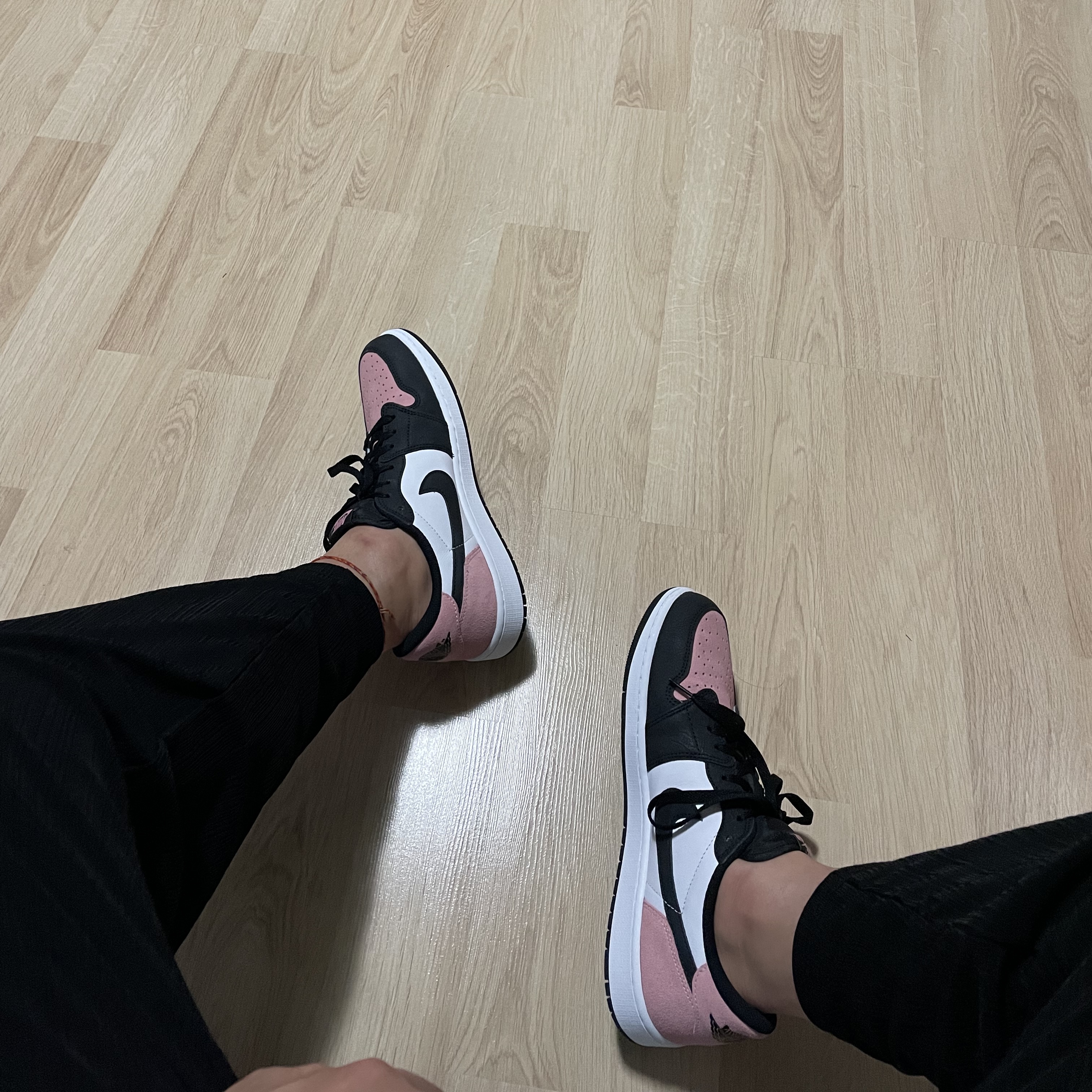 Jordan 1 Retro Low OG Bleached Coral 착용 스타일 - 1