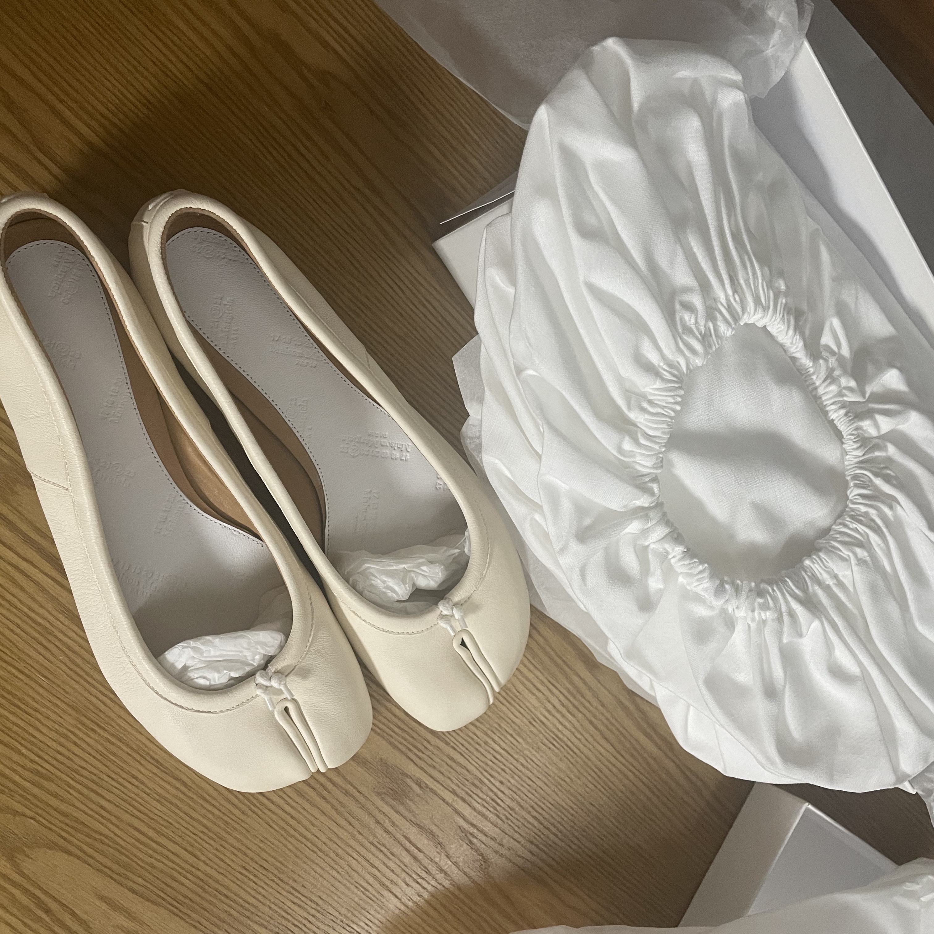(W) Maison Margiela Tabi Ballet Flat Shoes Ivory 착용 스타일 - 3