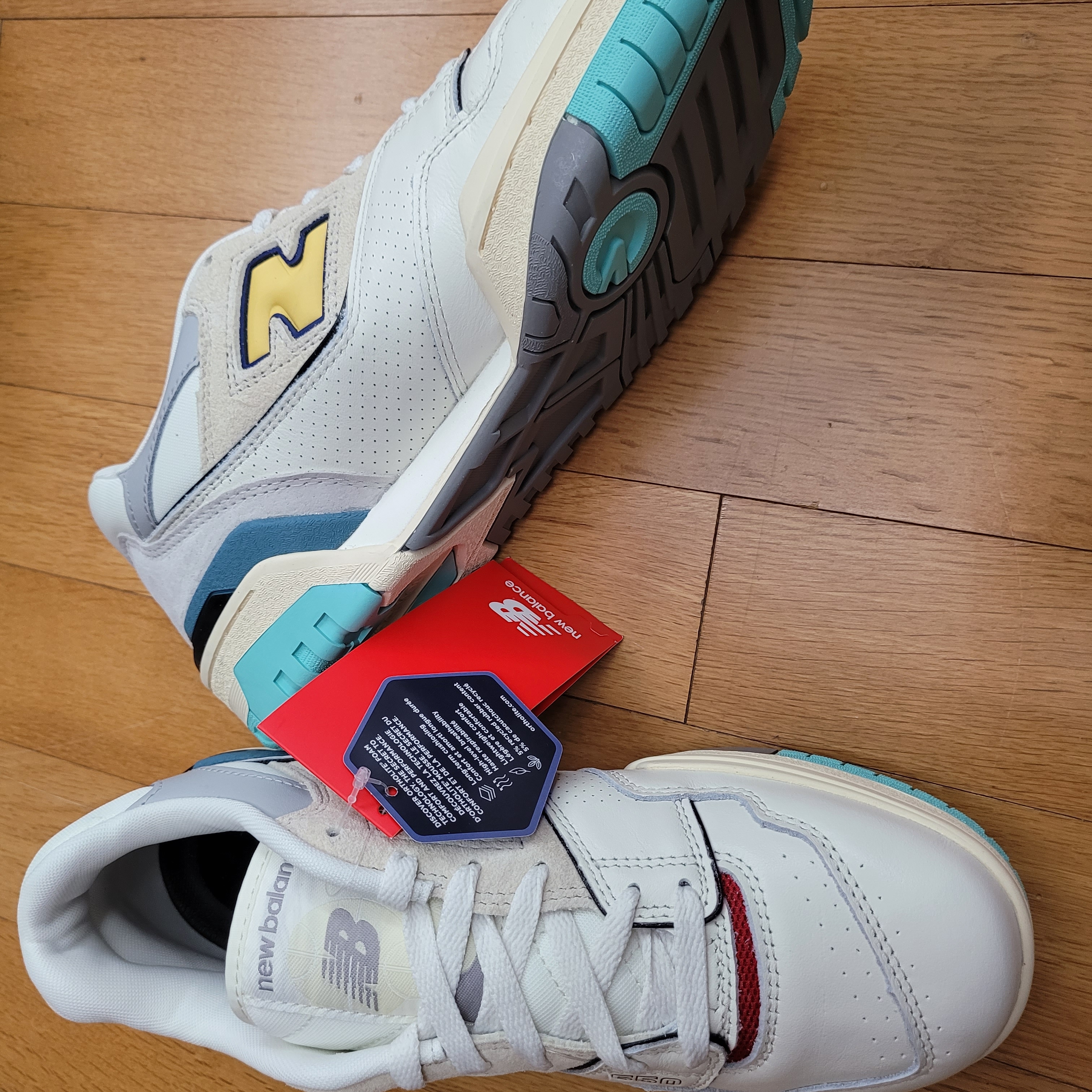 New Balance 550 Sea Salt Yellow - 2E Wide 착용 스타일 - 3