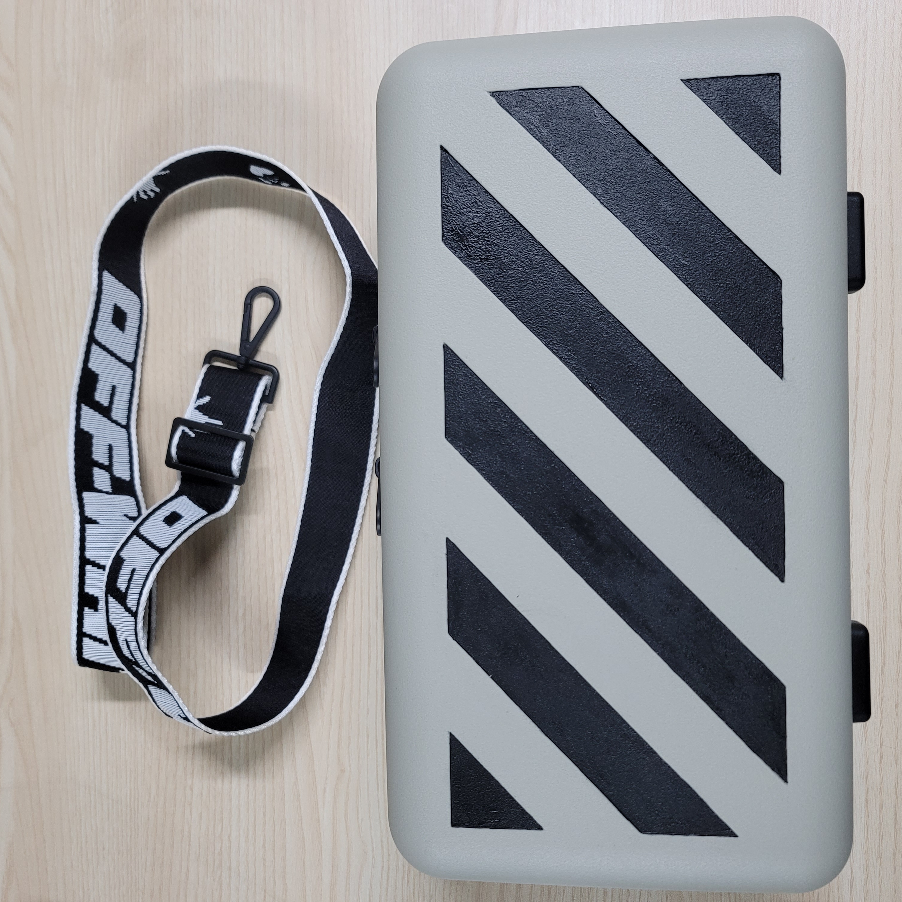 Off-White x Amore Pacific Protection Box (Without Cosmetics) 착용 스타일 - 2
