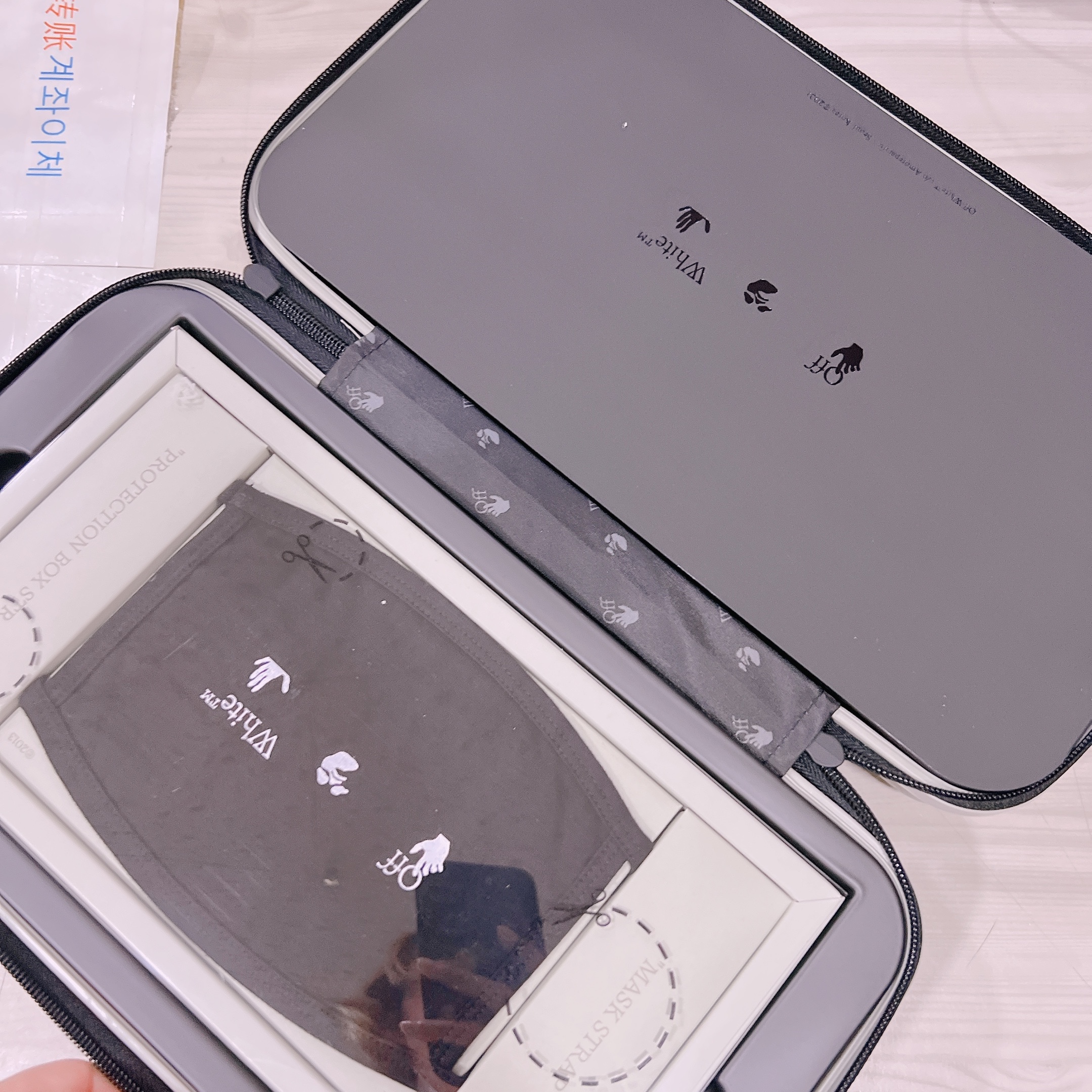 Off-White x Amore Pacific Protection Box (Without Cosmetics) 착용 스타일 - 2