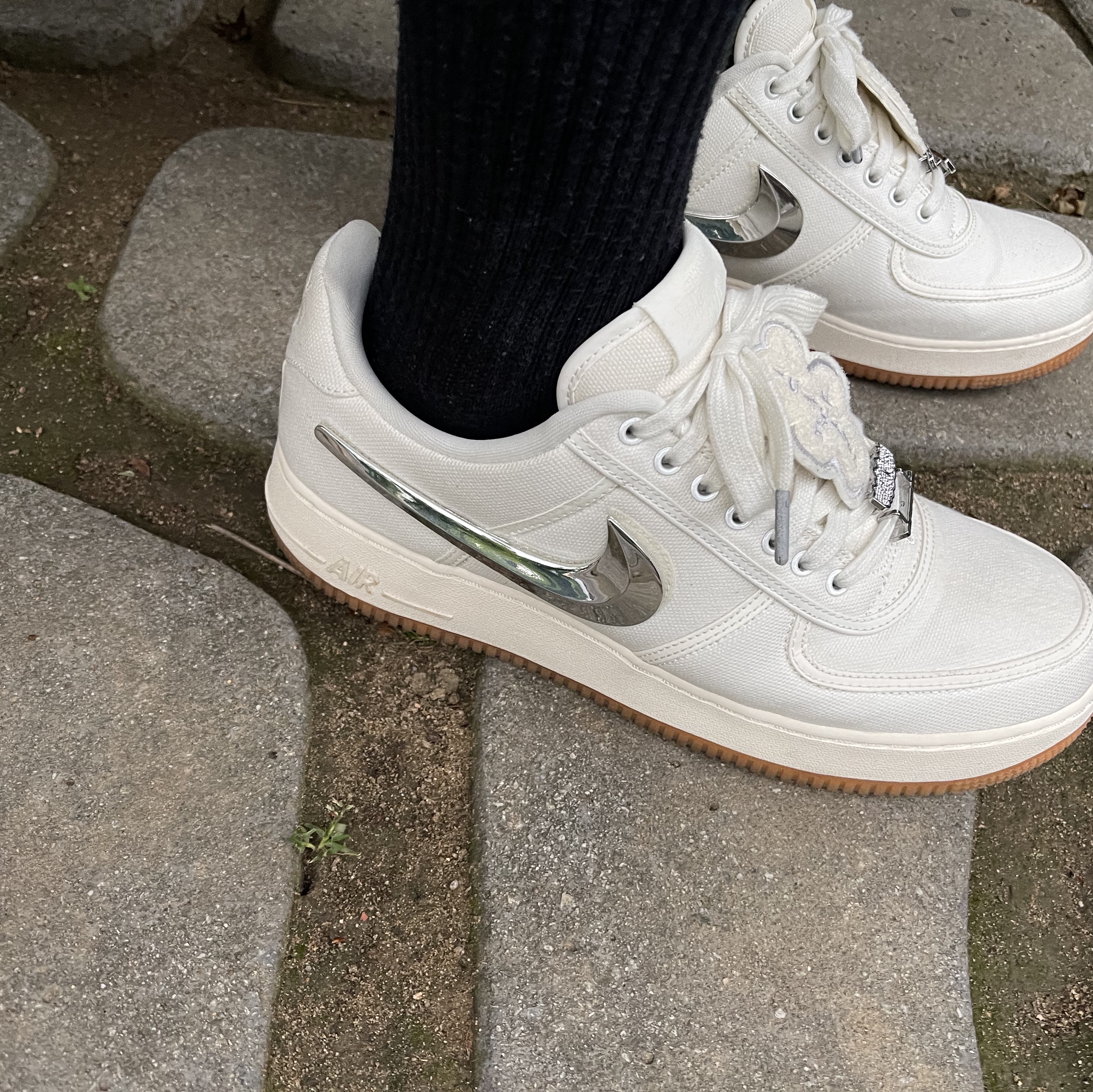 Nike x Travis Scott Air Force 1 Low Sail 착용 스타일 - 3