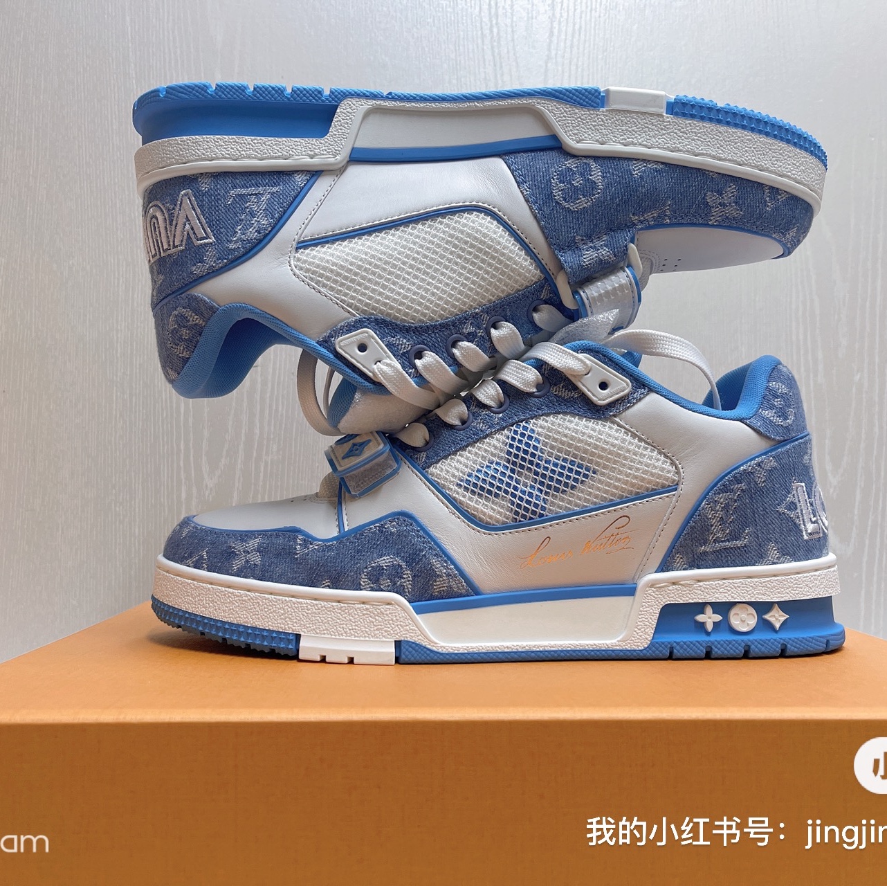 Louis Vuitton Velcro Strap LV Trainer Sneaeker Monogram Denim Marine 착용 스타일 - 4