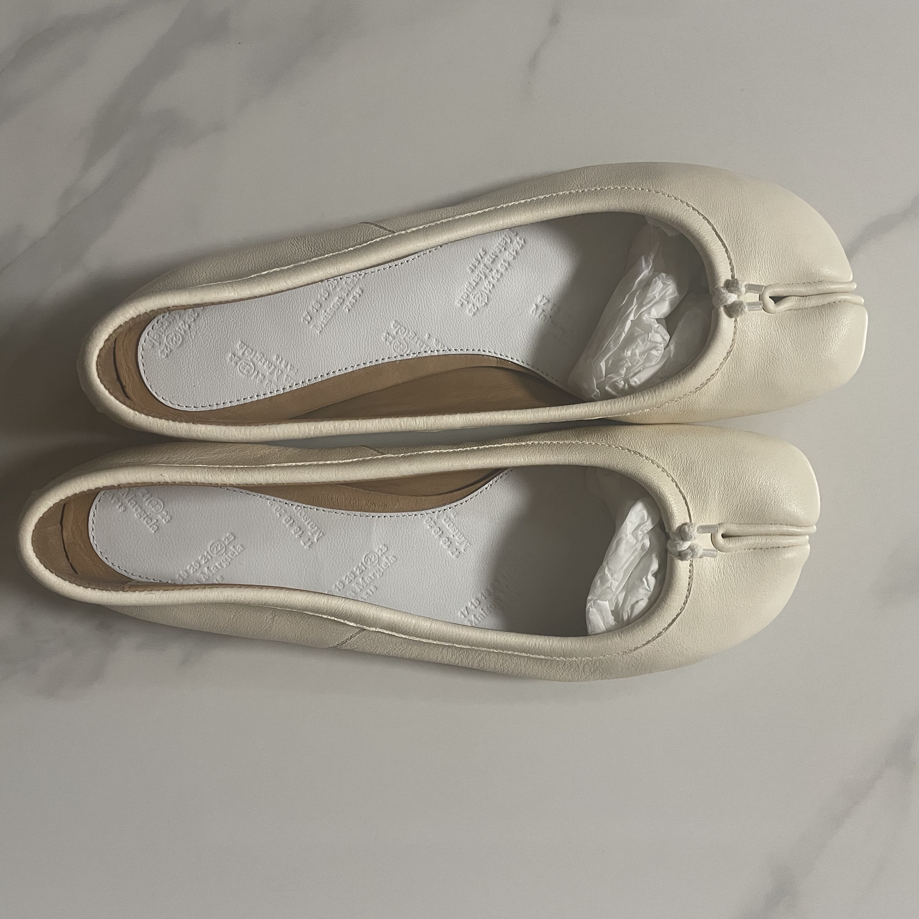 (W) Maison Margiela Tabi Ballet Flat Shoes Ivory 착용 스타일 - 5