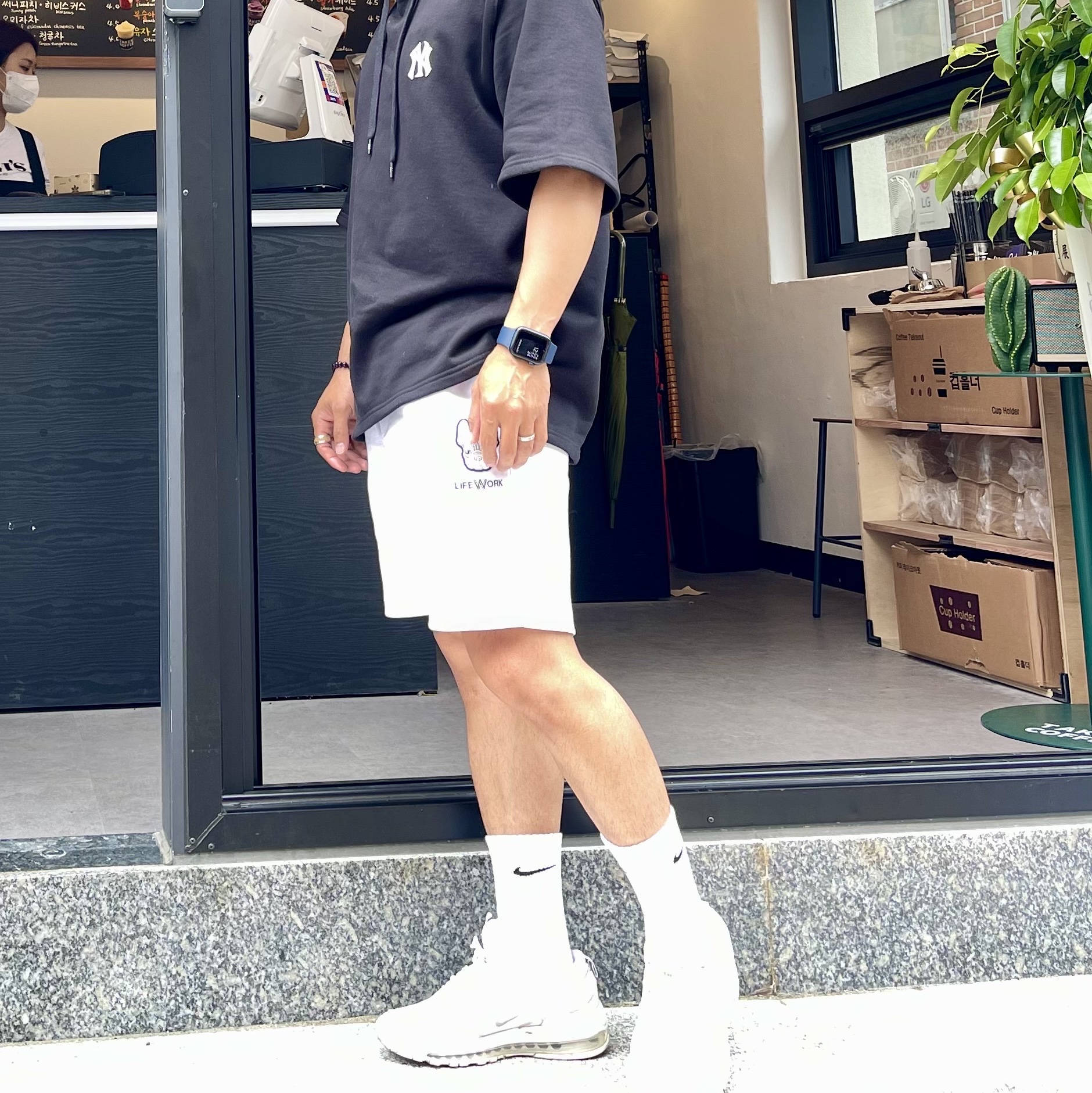 Nike Air Max 97 Triple White Wolf Grey 착용 스타일 - 2