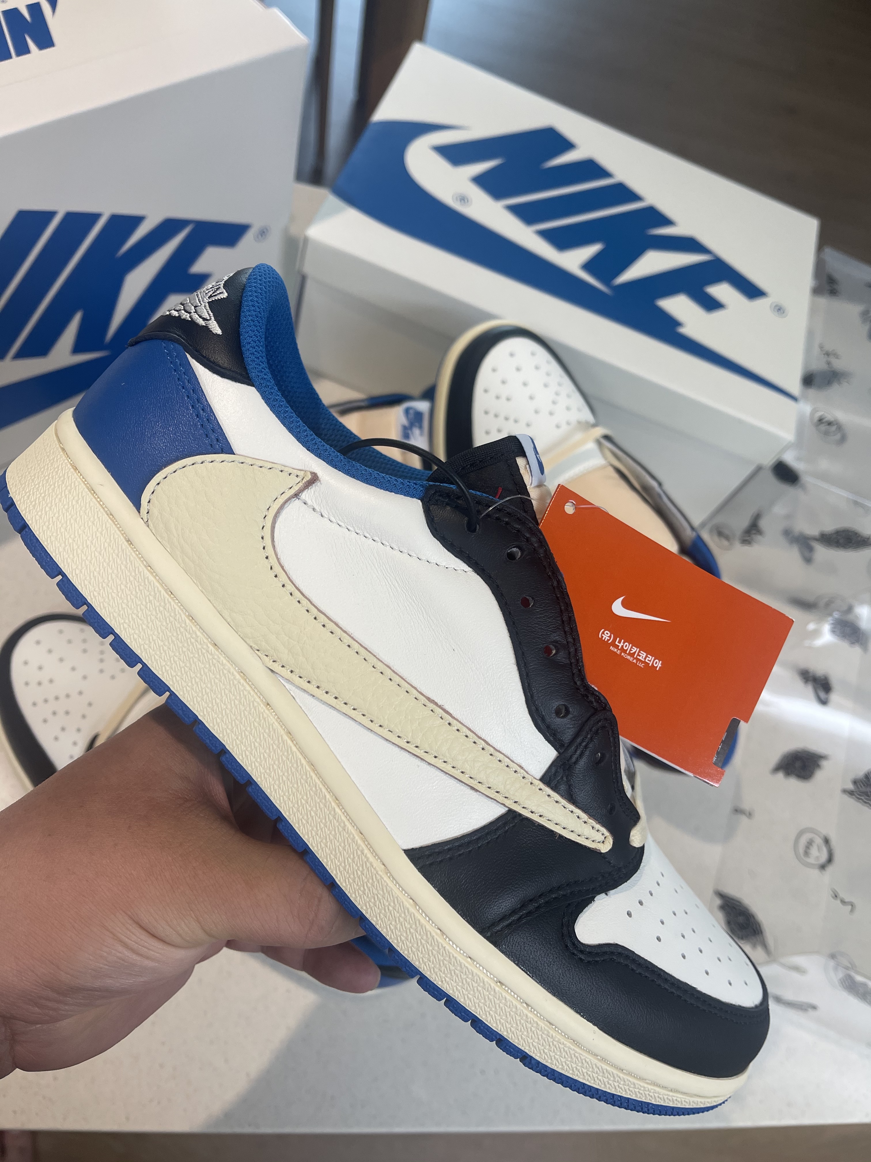 Jordan 1 Retro High OG Black Mocha, Jordan 1 x Travis Scott x Fragment Retro Low OG SP Military Blue 착용 스타일 - 2