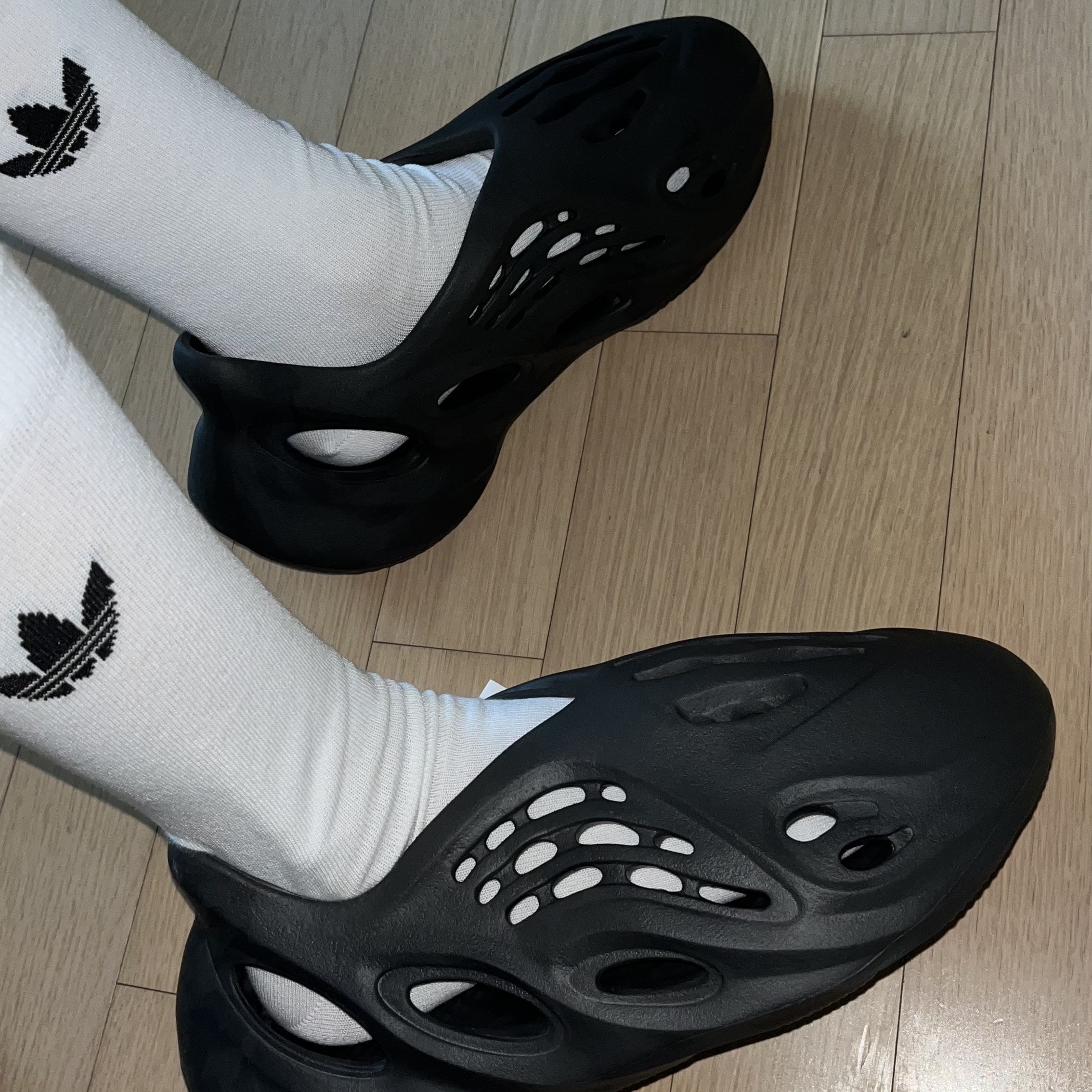 Adidas Yeezy Foam RNNR Onyx 착용 스타일