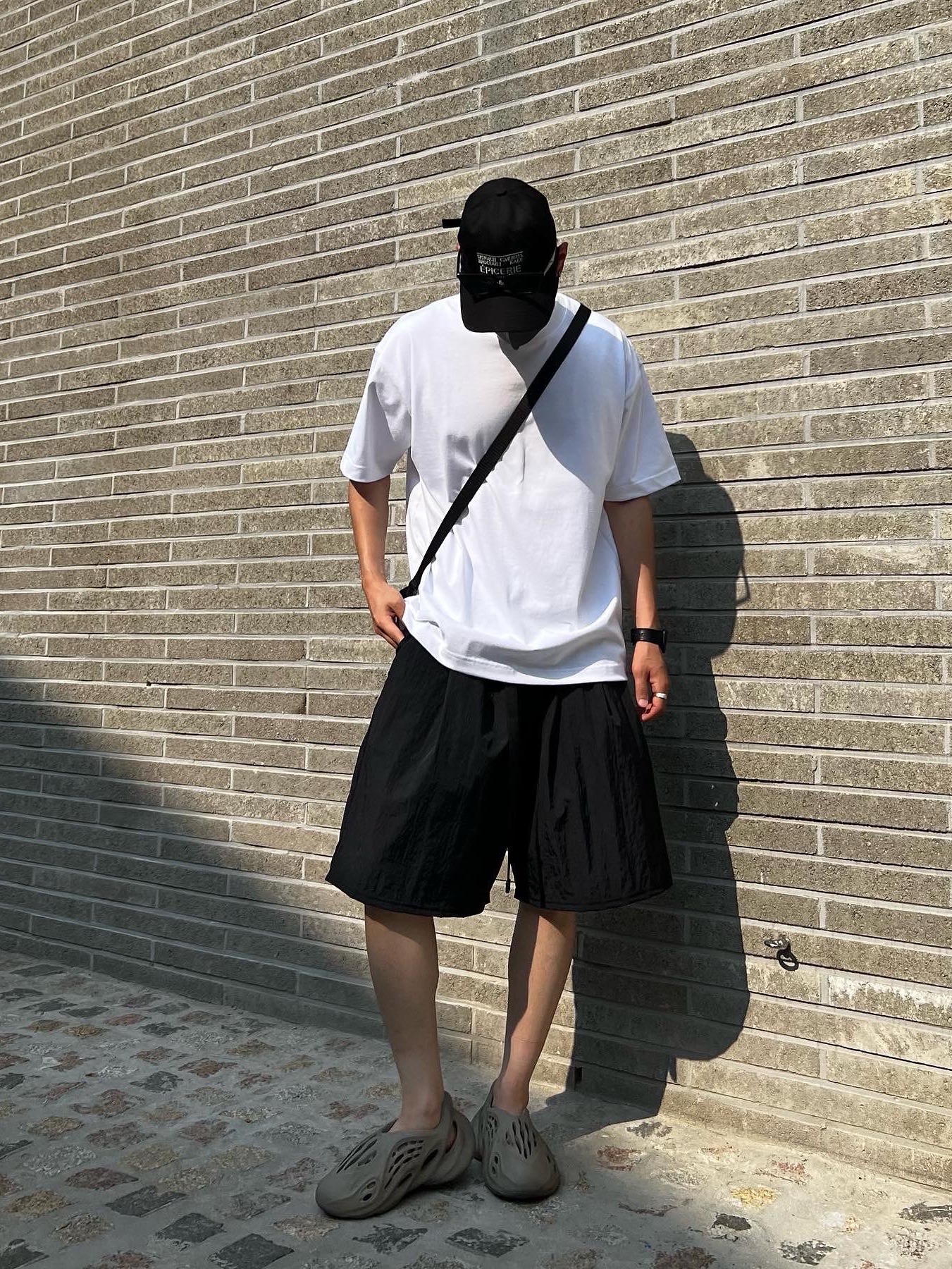Adidas Yeezy Foam RNNR Stone Sage 착용 스타일 - 1