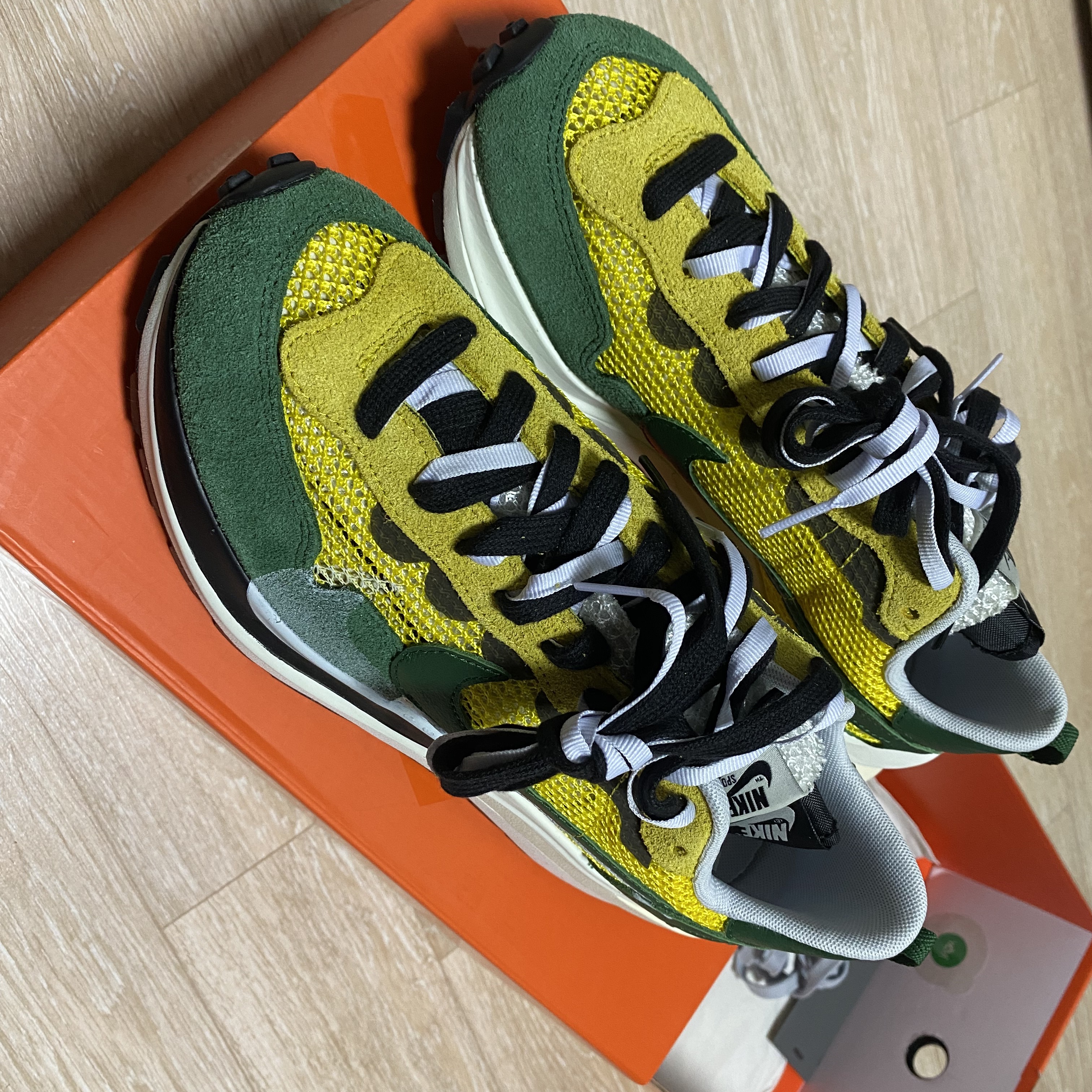 Nike x Sacai VaporWaffle Black White, Nike x Sacai VaporWaffle Tour Yellow & Gorge Green Sail 착용 스타일 - 4