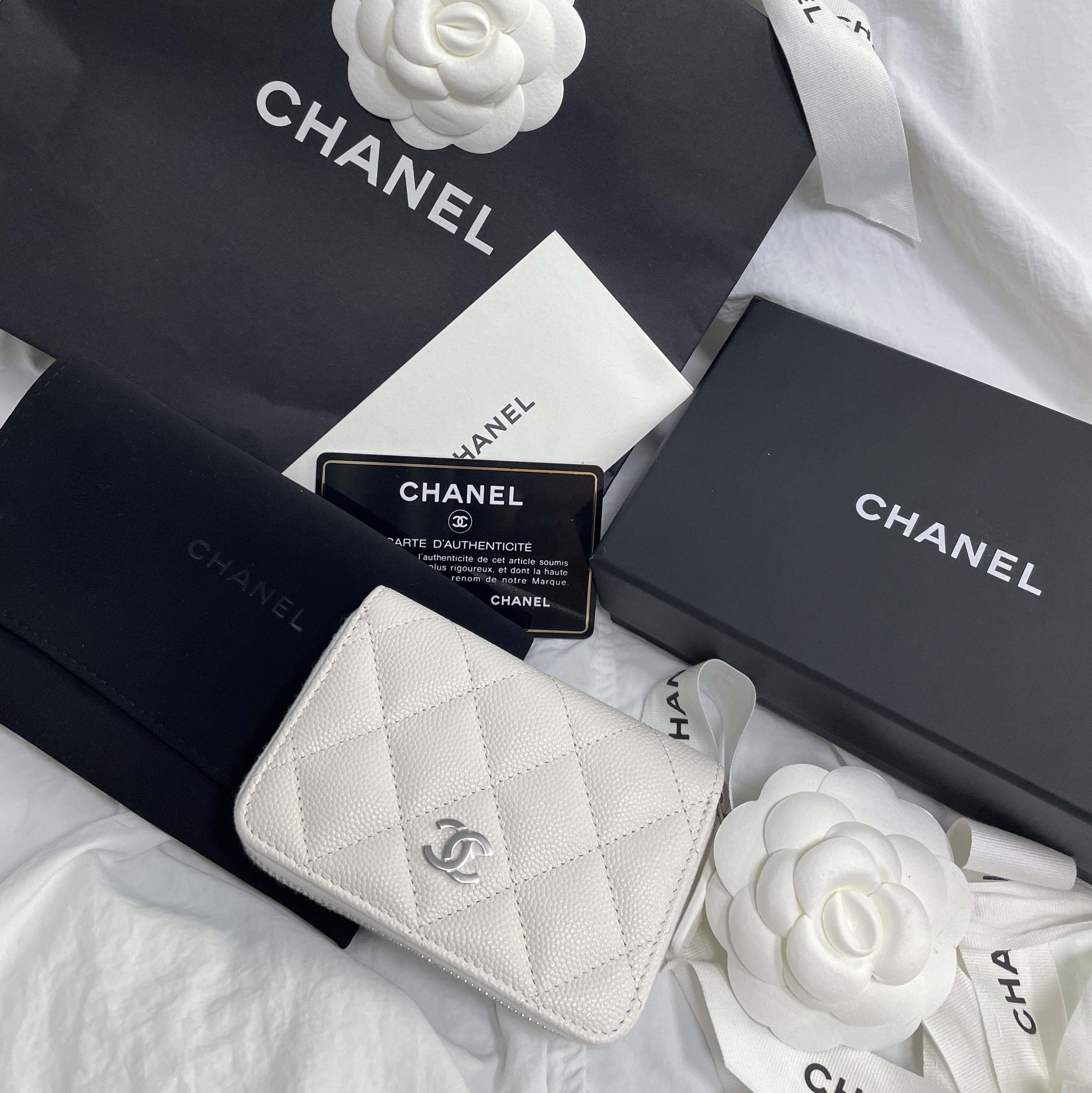 Chanel Classic Zipped Coin Purse Grained Calfskin & Silver White 착용 스타일