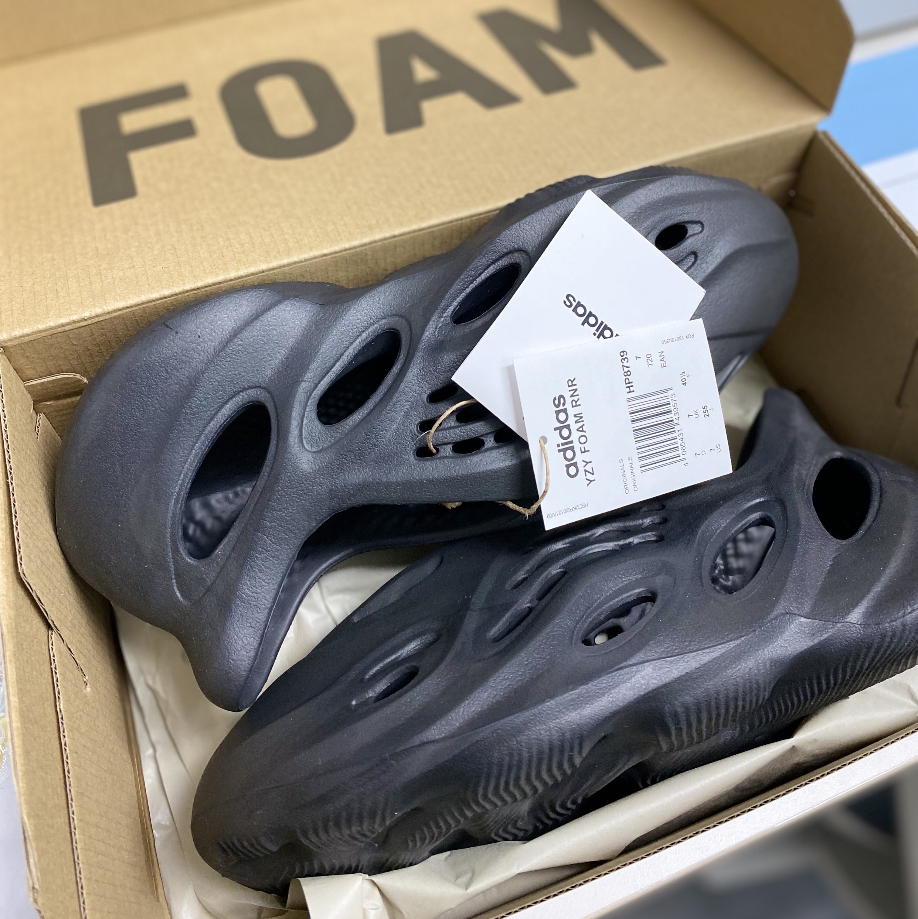 Adidas Yeezy Foam RNNR Onyx 착용 스타일