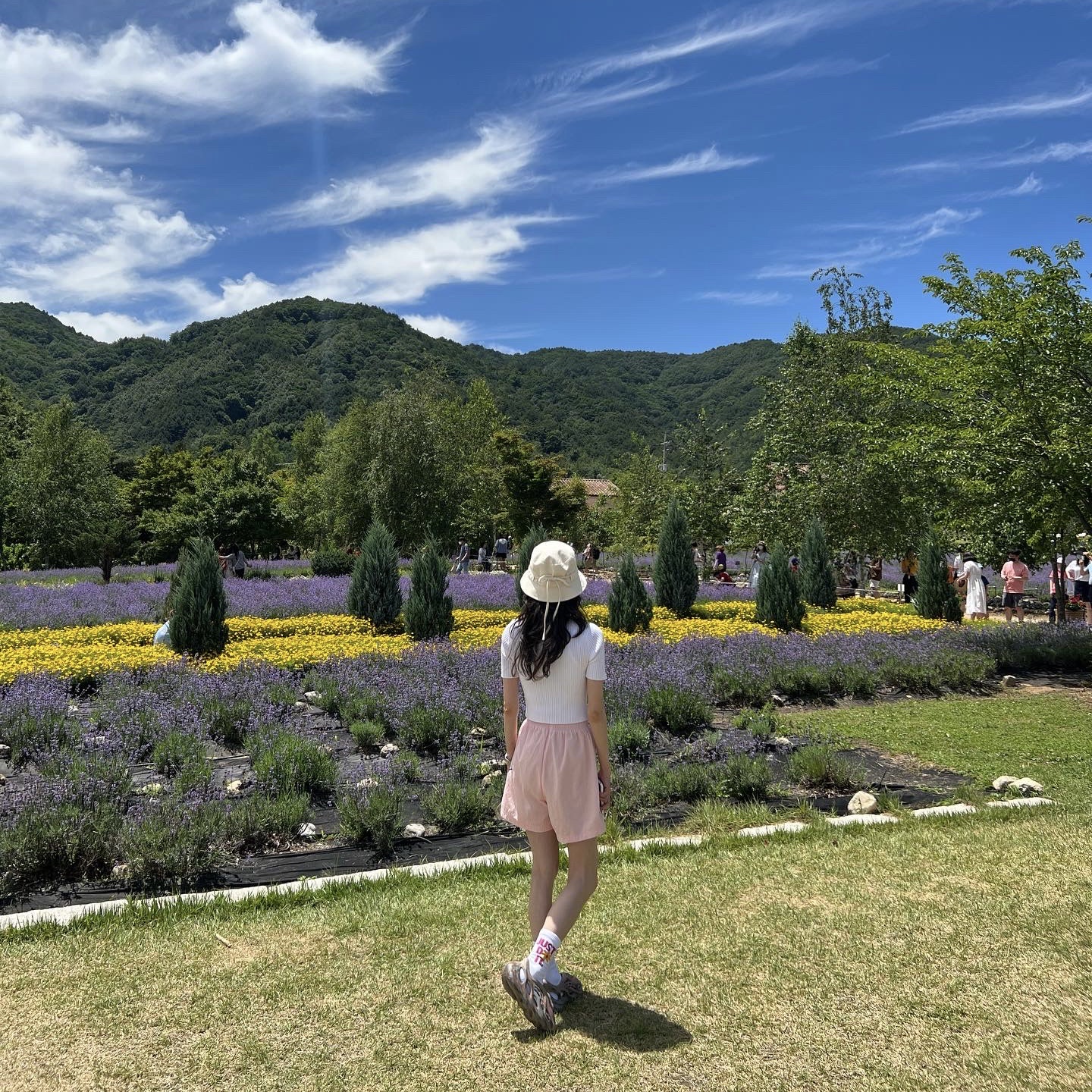 Jacquemus Le Bob Gadjo Bow Bucket Hat Off White, (Kids) Nike Everyday Plus Socks Dark Pink White (6 Pack/Korean Ver.) 착용 스타일 - 1