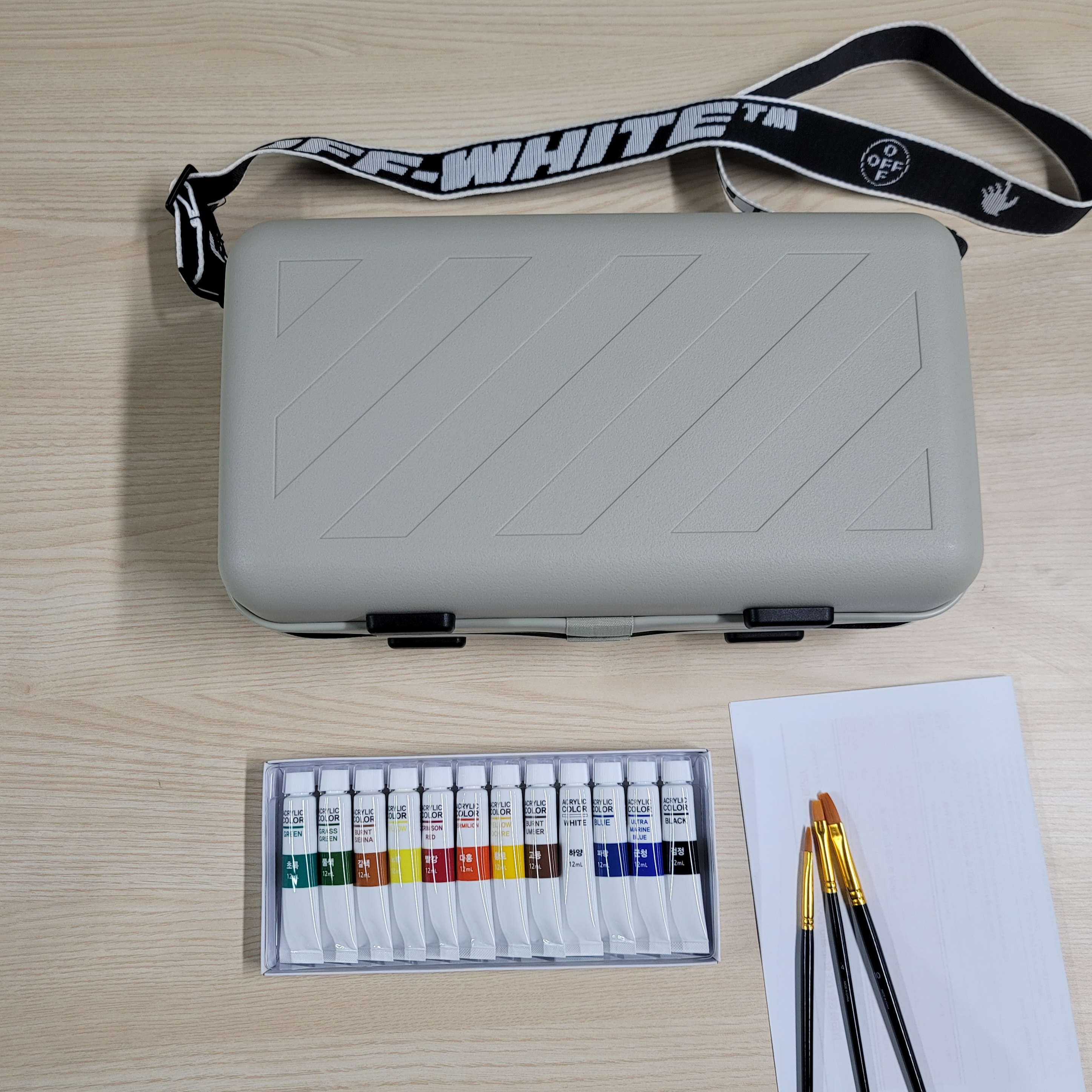 Off-White x Amore Pacific Protection Box (Without Cosmetics) 착용 스타일 - 1