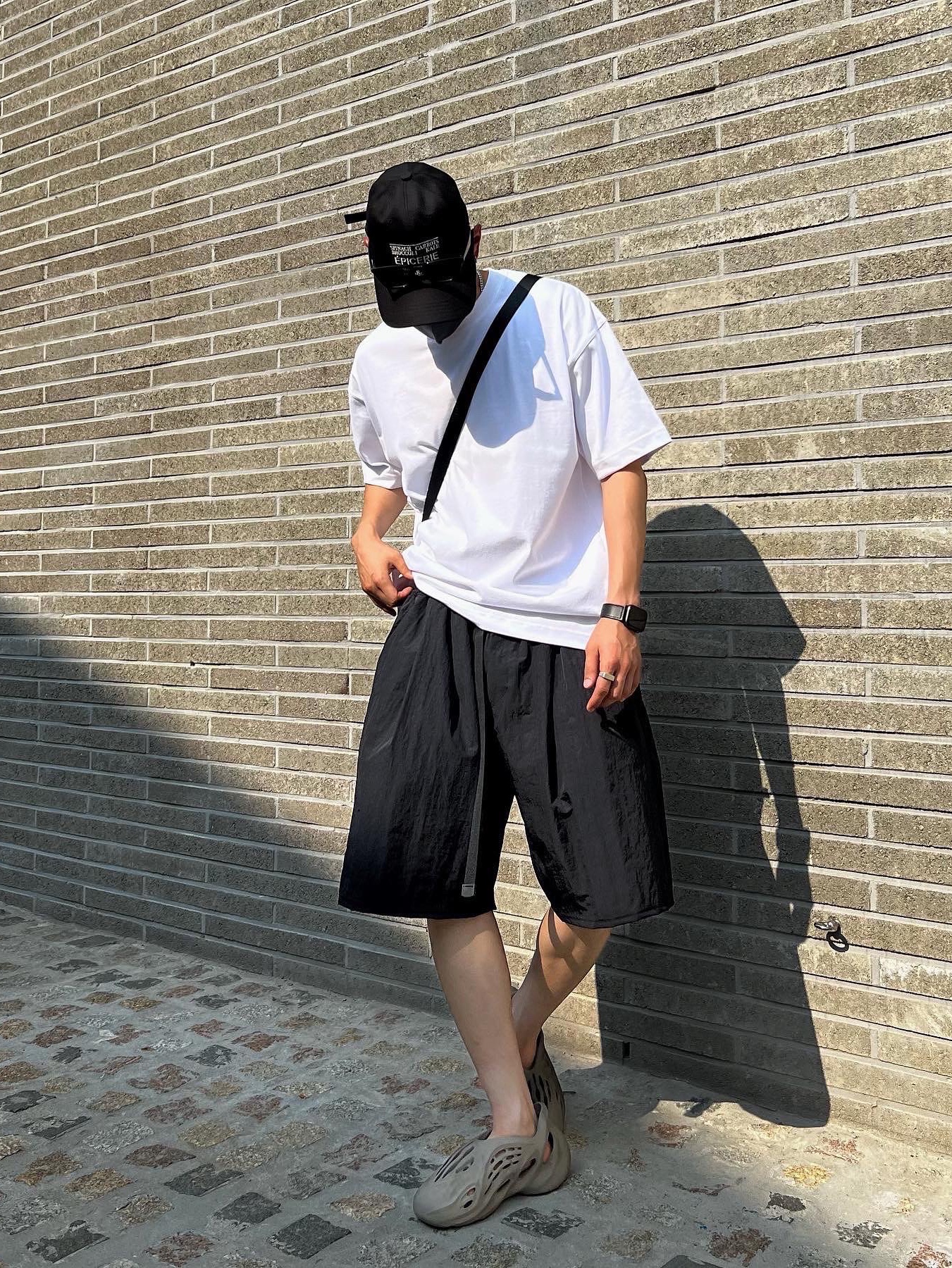 Adidas Yeezy Foam RNNR Stone Sage 착용 스타일 - 2