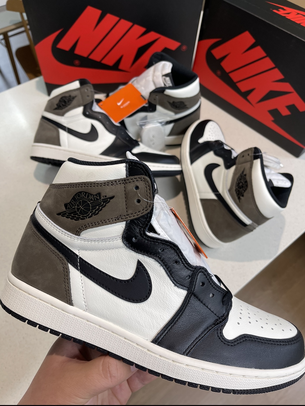 Jordan 1 Retro High OG Black Mocha, Jordan 1 x Travis Scott x Fragment Retro Low OG SP Military Blue 착용 스타일 - 1
