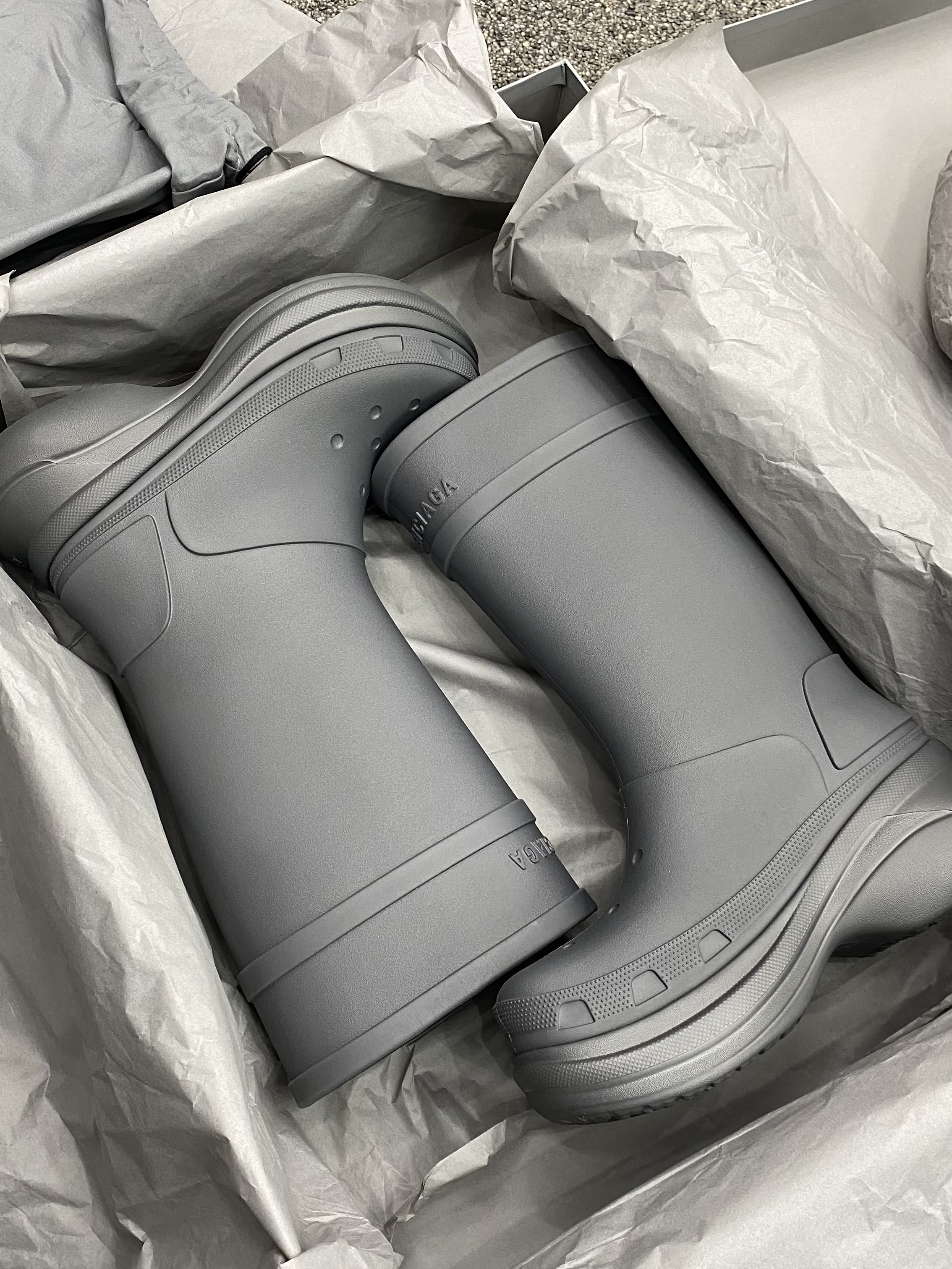 Balenciaga x Crocs Rubber Boot Grey 착용 스타일 - 5