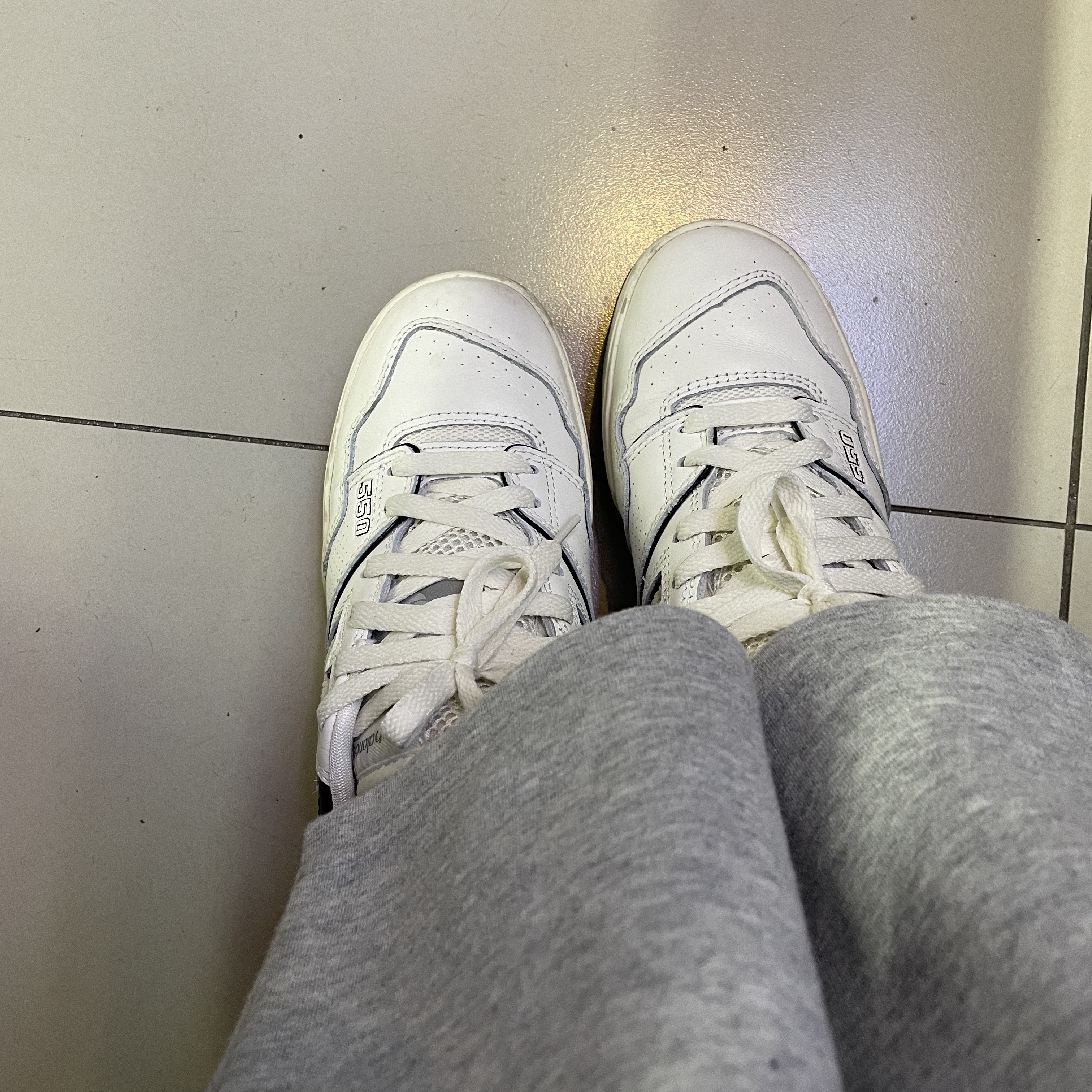 New Balance 550 White Grey - D Standard 착용 스타일 - 2