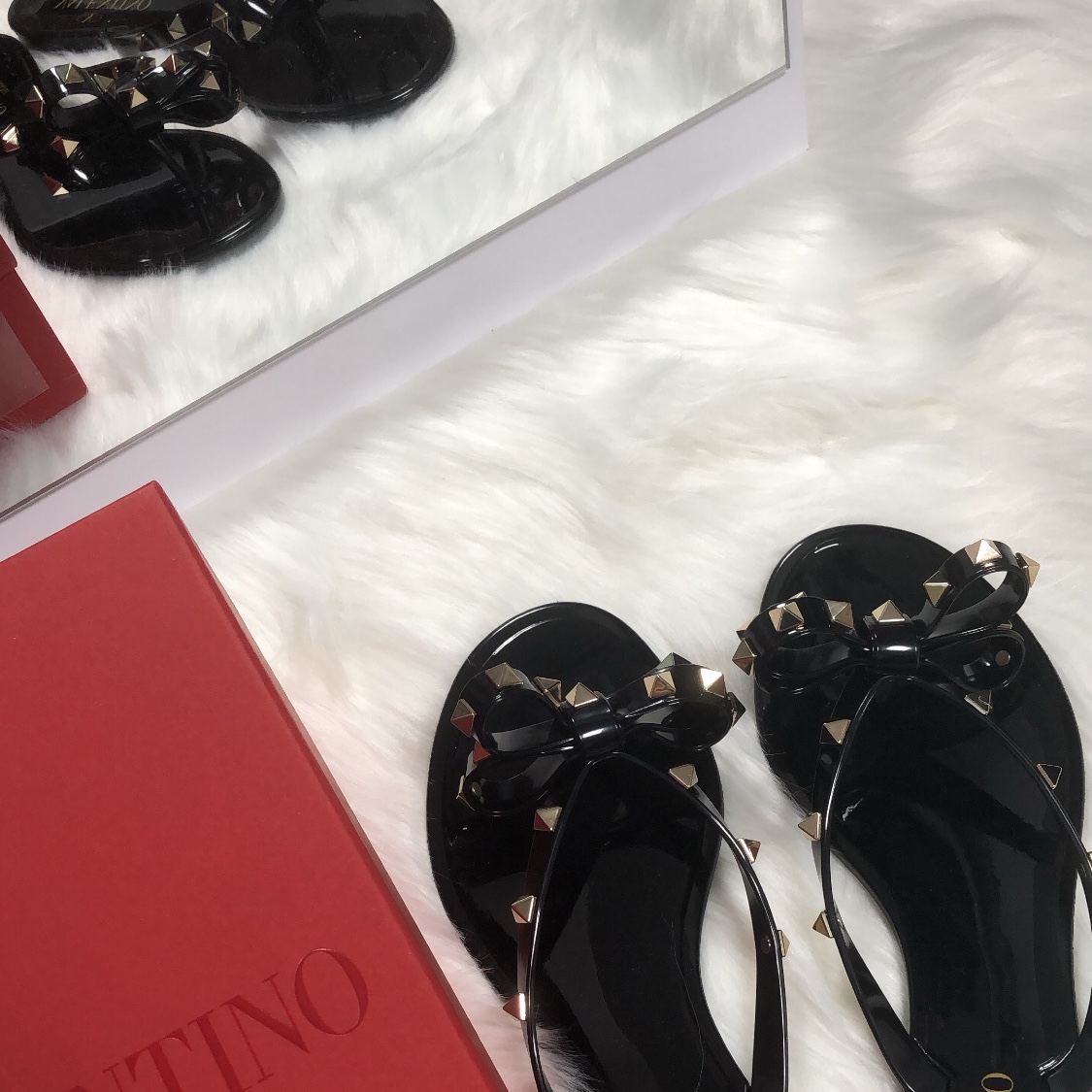(W) Valentino Rubber Rockstud Thong Black 착용 스타일