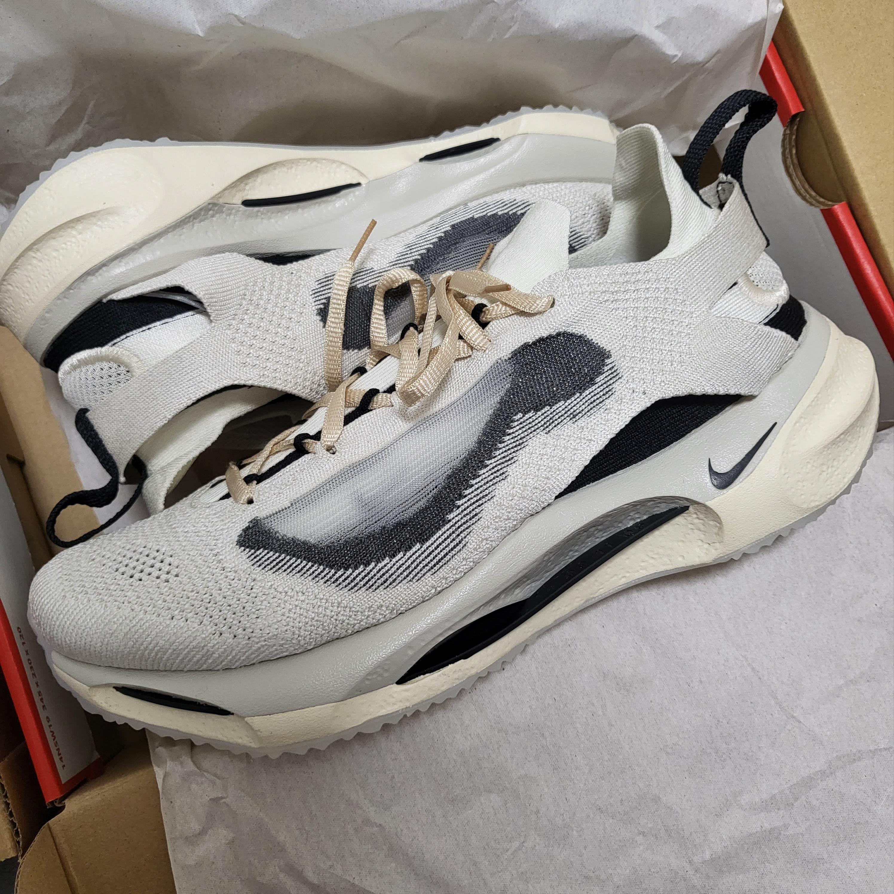 Nike Spark Flyknit Platinum Tint and Coconut Milk 착용 스타일 - 2