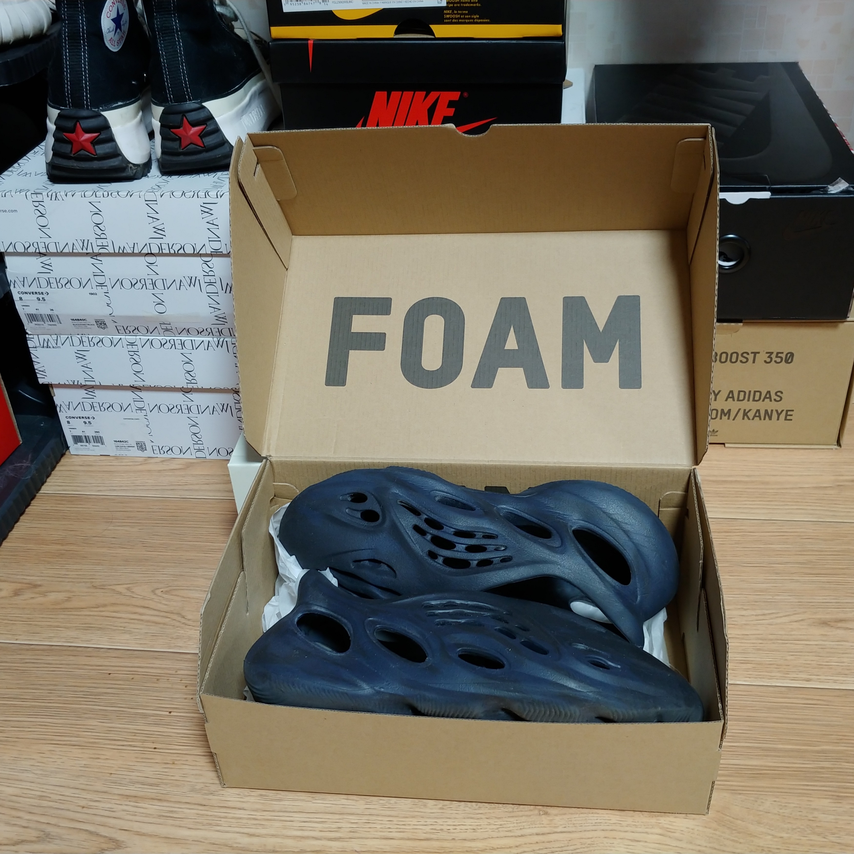 Adidas Yeezy Foam RNNR Mineral Blue 착용 스타일 - 2