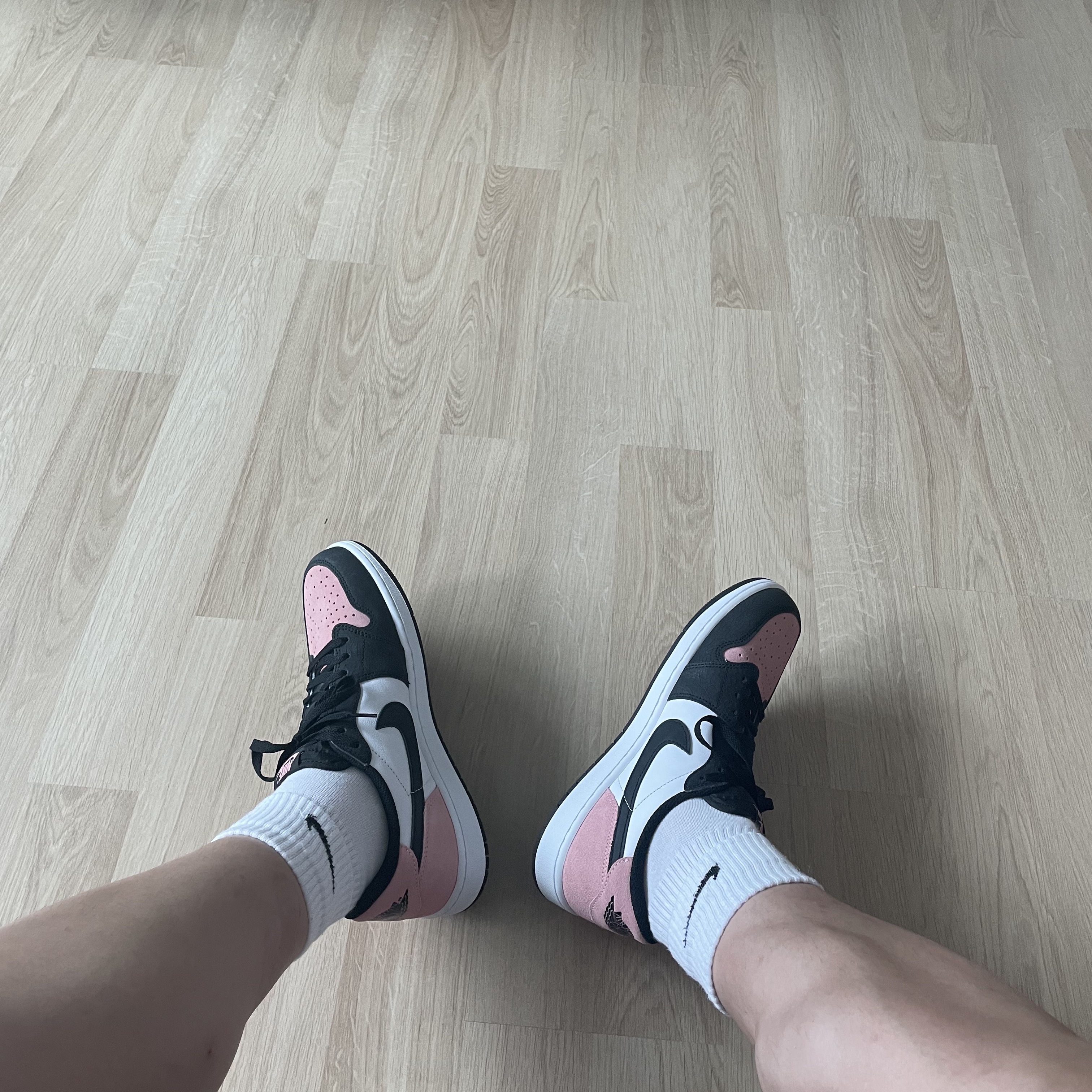 Jordan 1 Retro Low OG Bleached Coral 착용 스타일 - 2