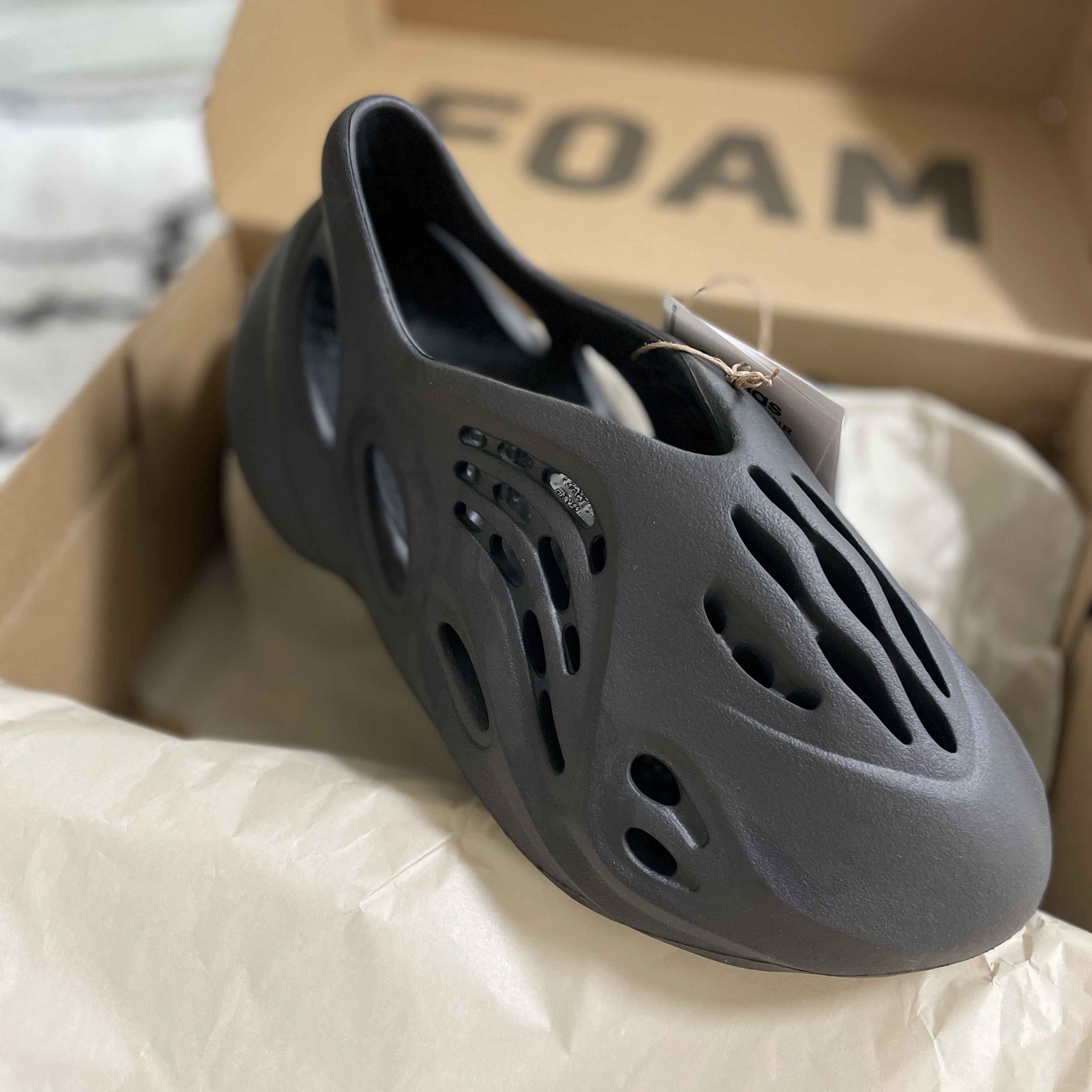 Adidas Yeezy Foam RNNR Onyx 착용 스타일