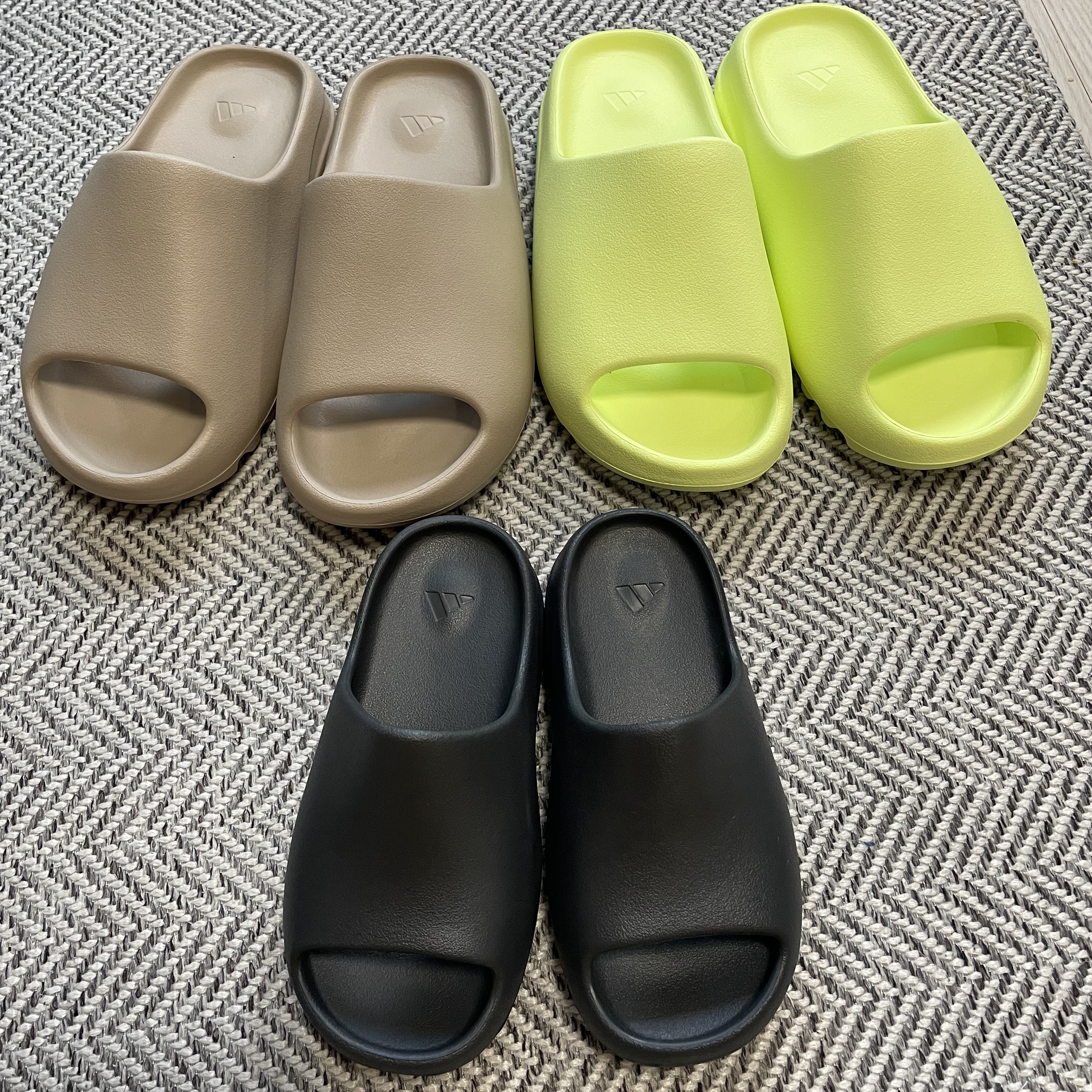 Adidas Yeezy Slide Onyx 착용 스타일