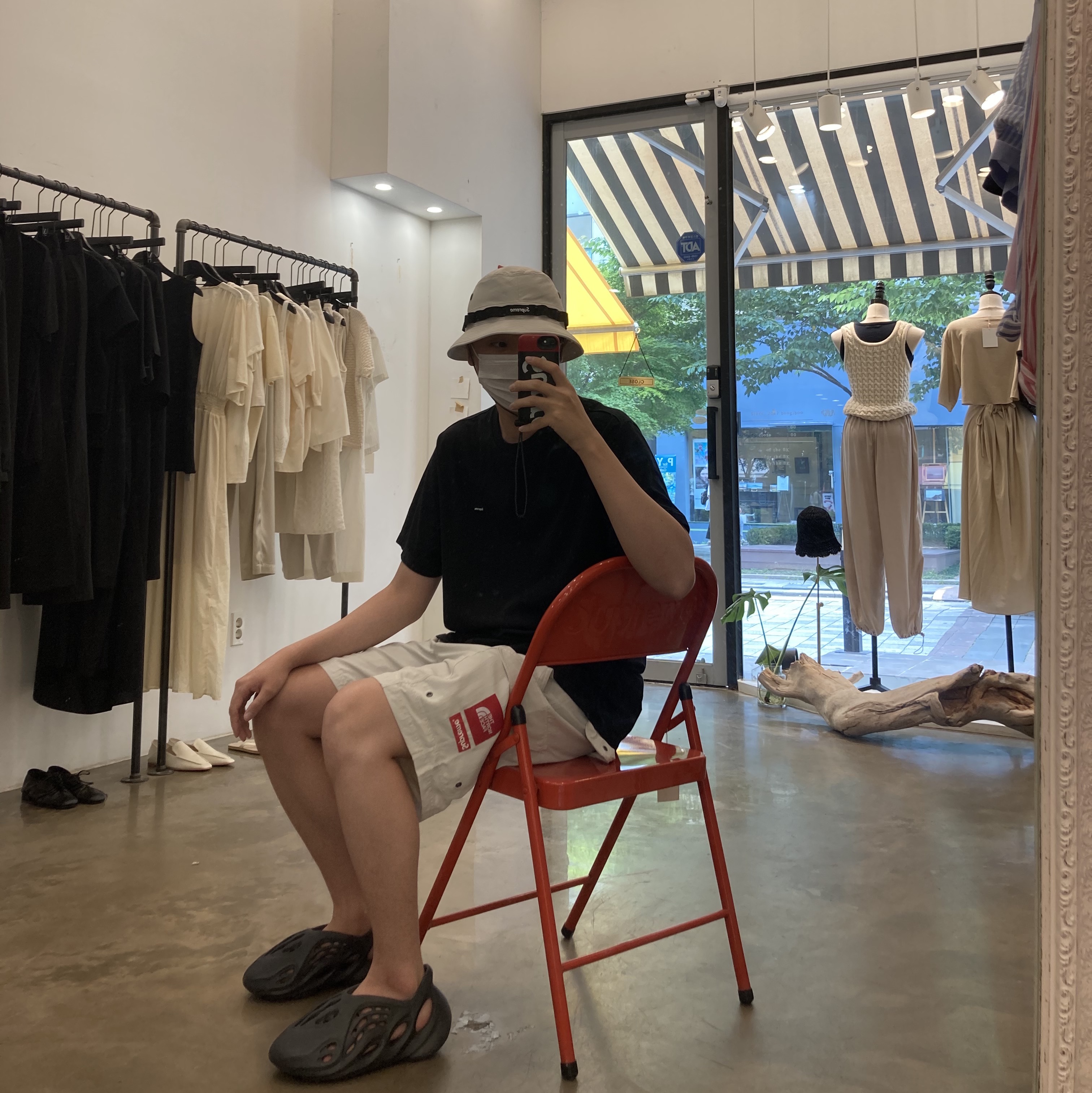 Adidas Yeezy Foam RNNR Onyx, Supreme x The North Face Trekking Packable Belted Shorts Stone - 22SS 착용 스타일