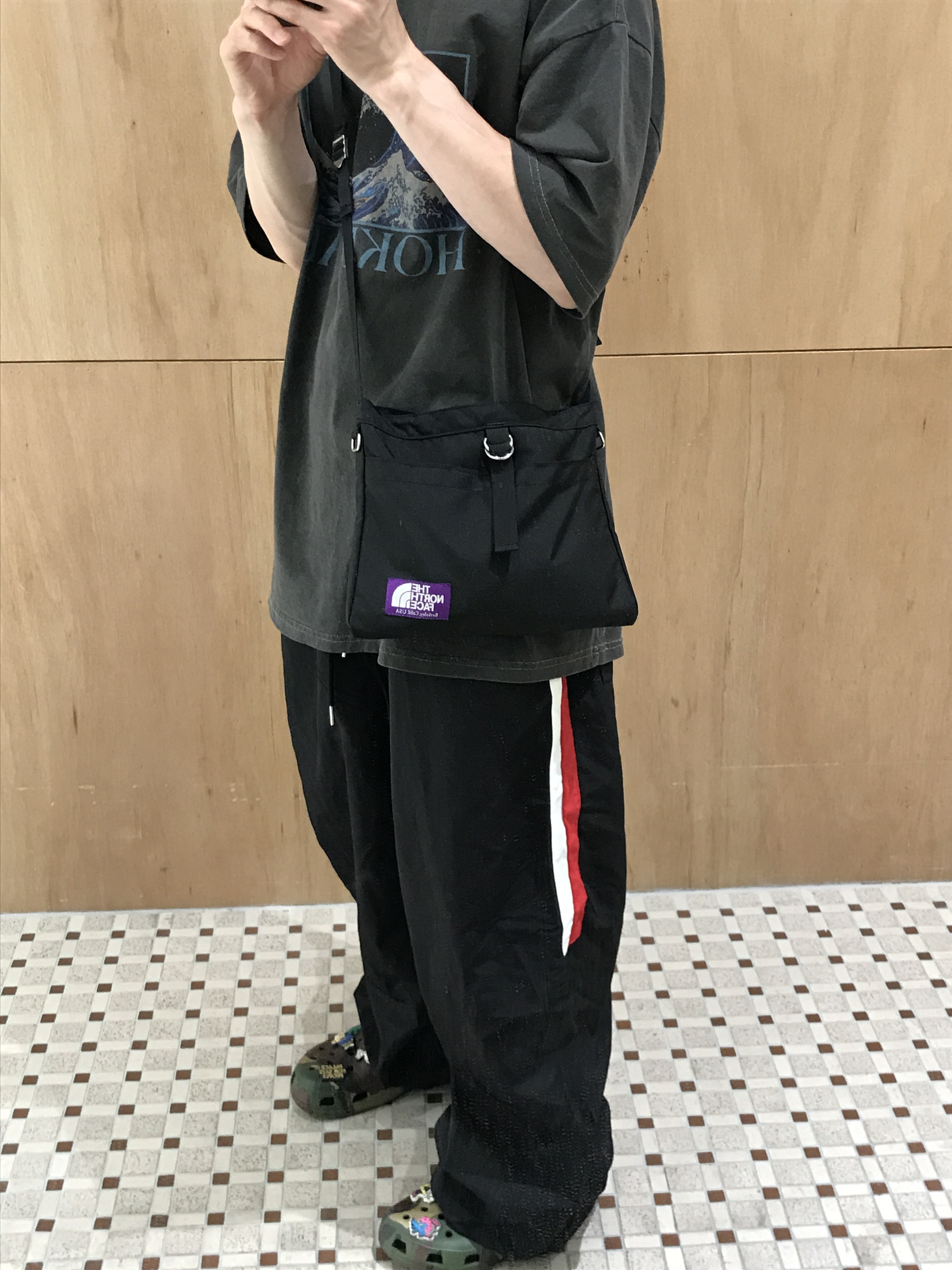 Crocs x Palace Classic Clog Woodland Camo 착용 스타일