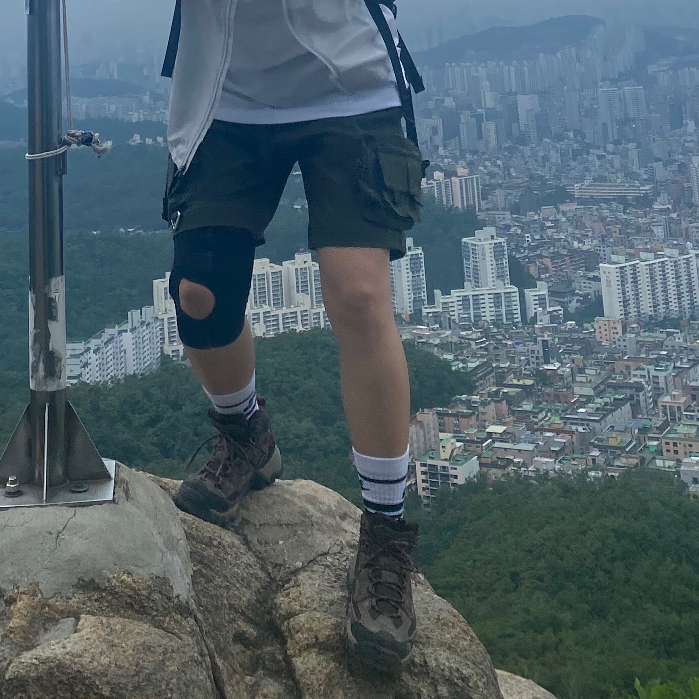Nike ACG Cargo Shorts Sequoia - Asia, Arc'teryx Norvan Windshell Jacket Black Sapphire 착용 스타일