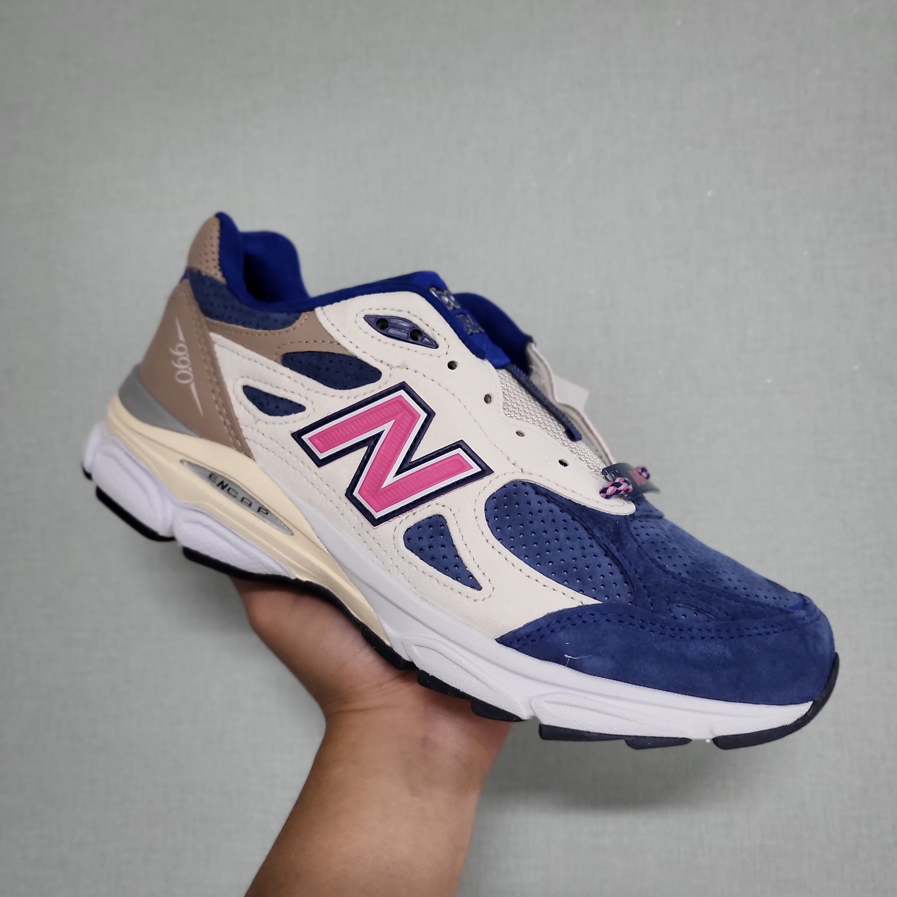 New Balance x Kith 990v3 Made in USA Daytona 착용 스타일 - 1