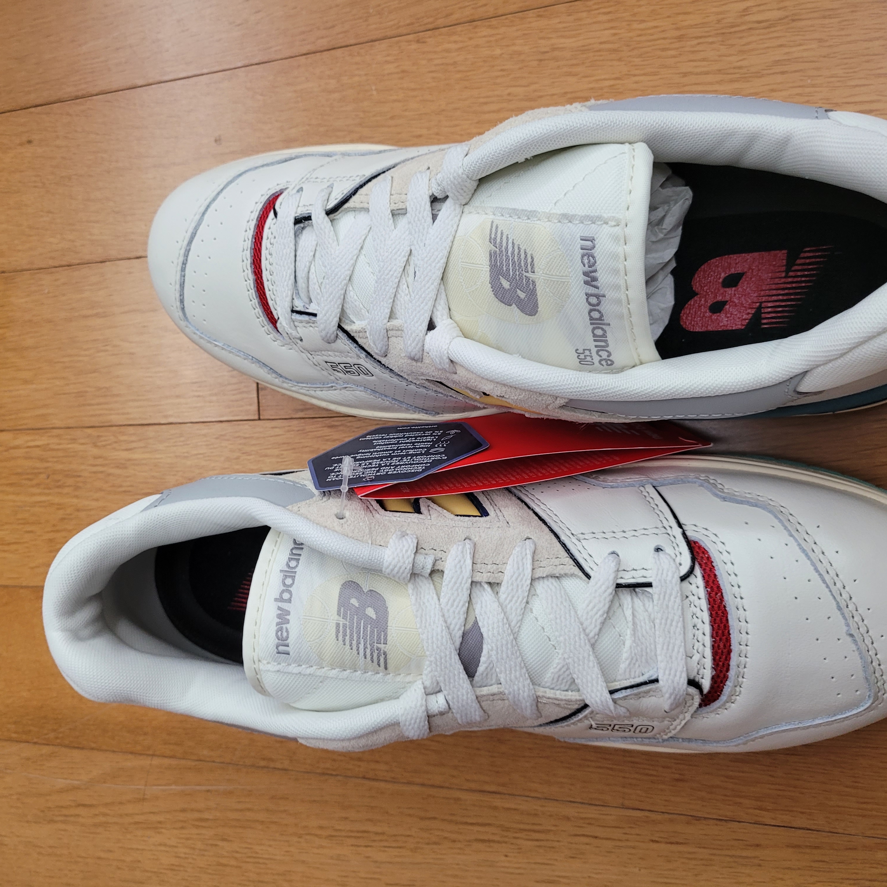 New Balance 550 Sea Salt Yellow - 2E Wide 착용 스타일 - 4