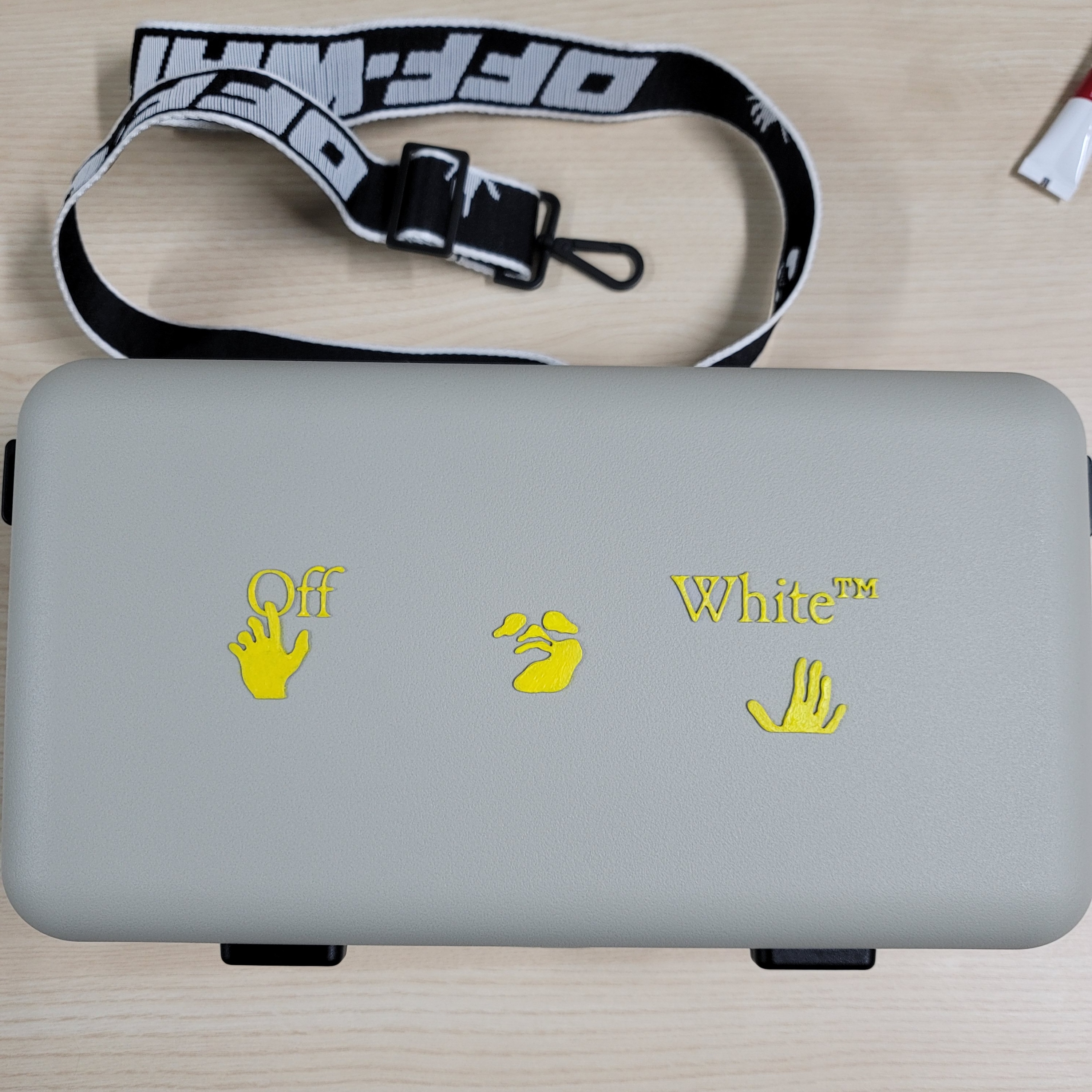 Off-White x Amore Pacific Protection Box (Without Cosmetics) 착용 스타일 - 3
