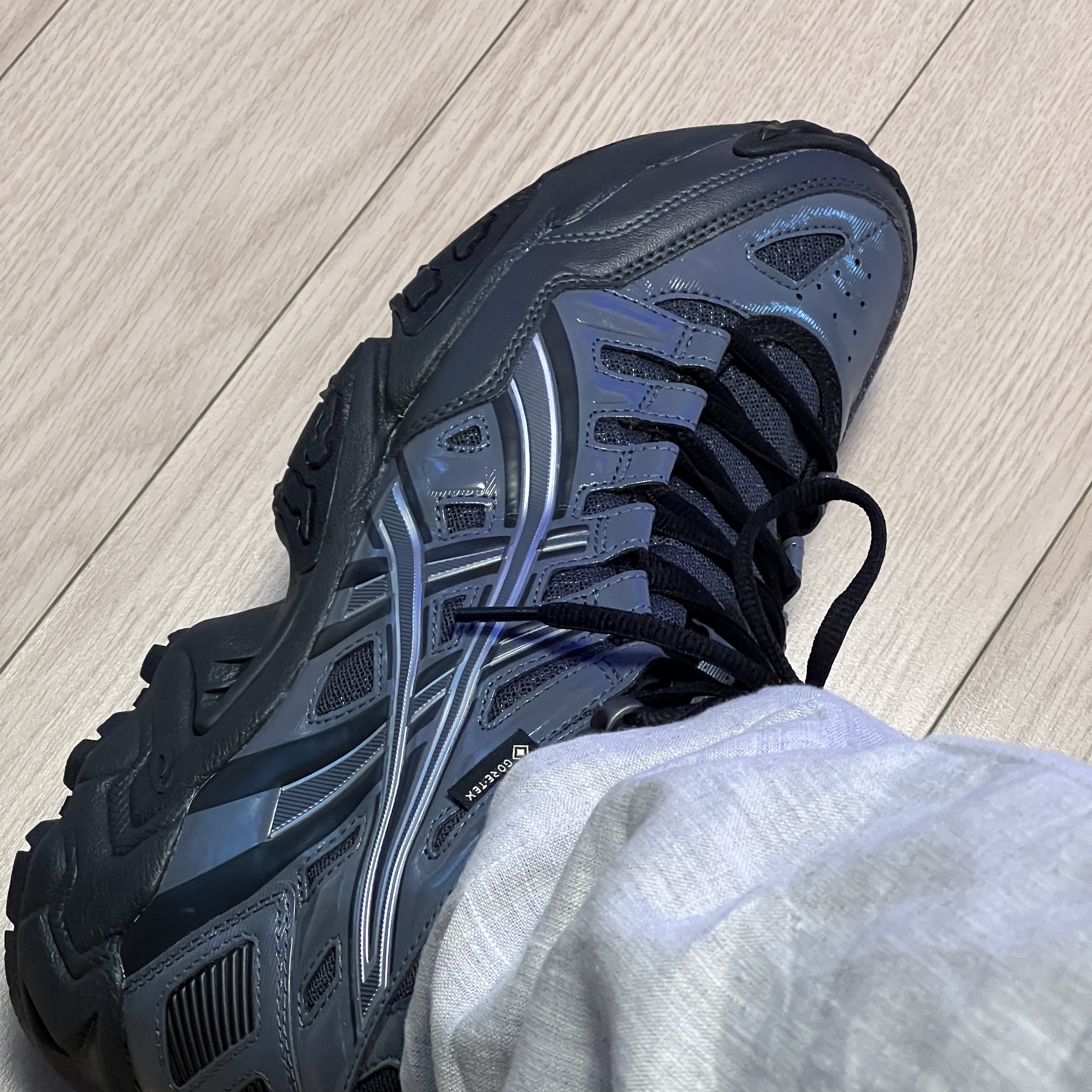 Asics HS3-S Gel-Nandi SP V Gore-Tex Graphite Grey 착용 스타일