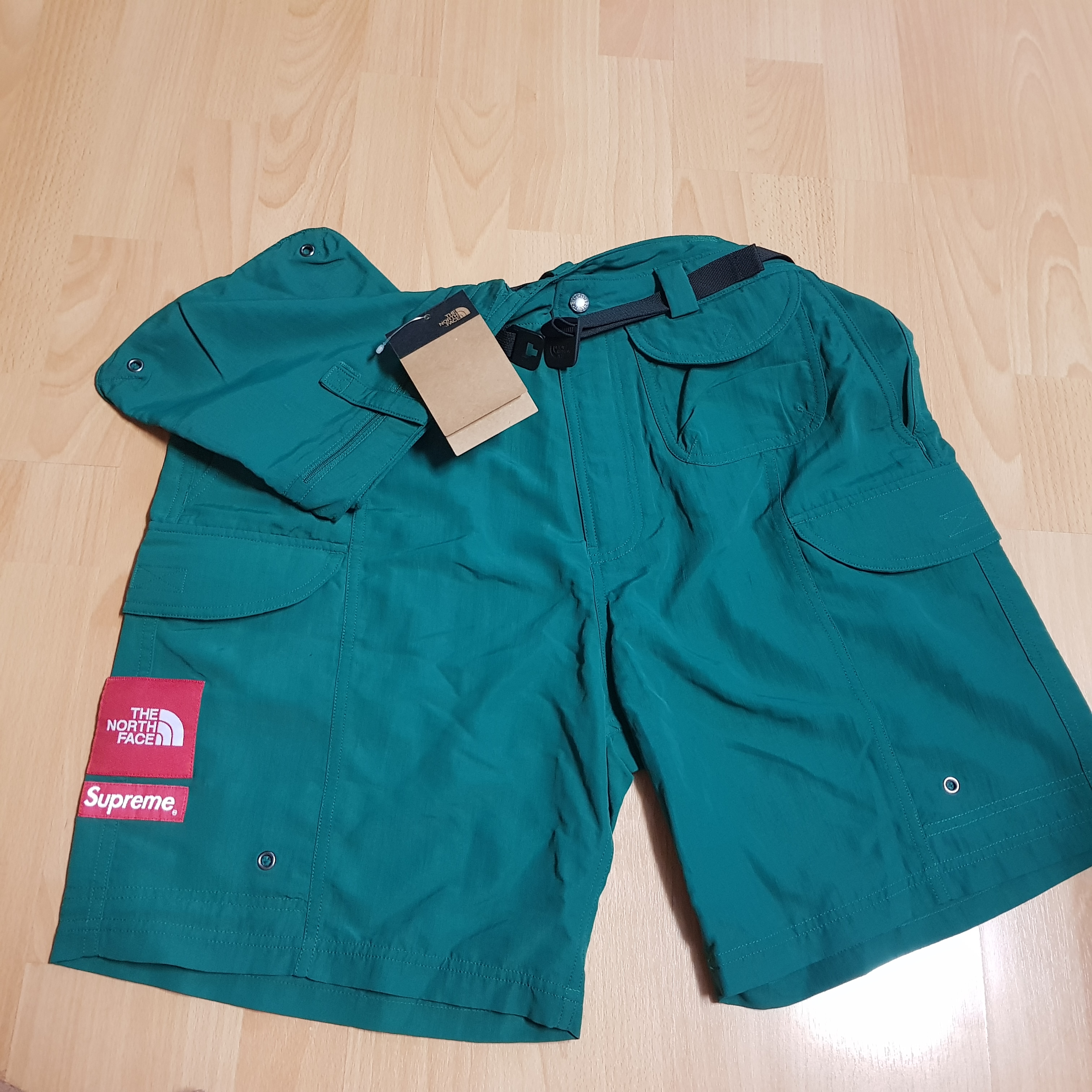 Supreme x The North Face Bandana T-Shirt White - 22SS, Supreme x The North Face Trekking Packable Belted Shorts Dark Green - 22SS 착용 스타일 - 2