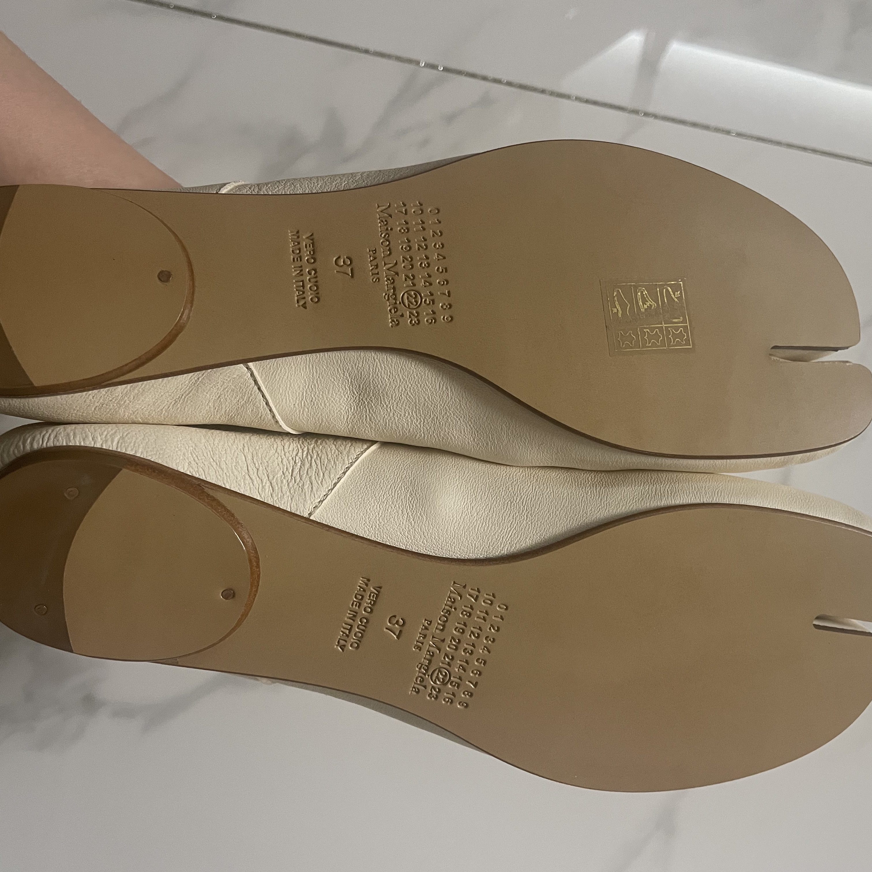 (W) Maison Margiela Tabi Ballet Flat Shoes Ivory 착용 스타일 - 4