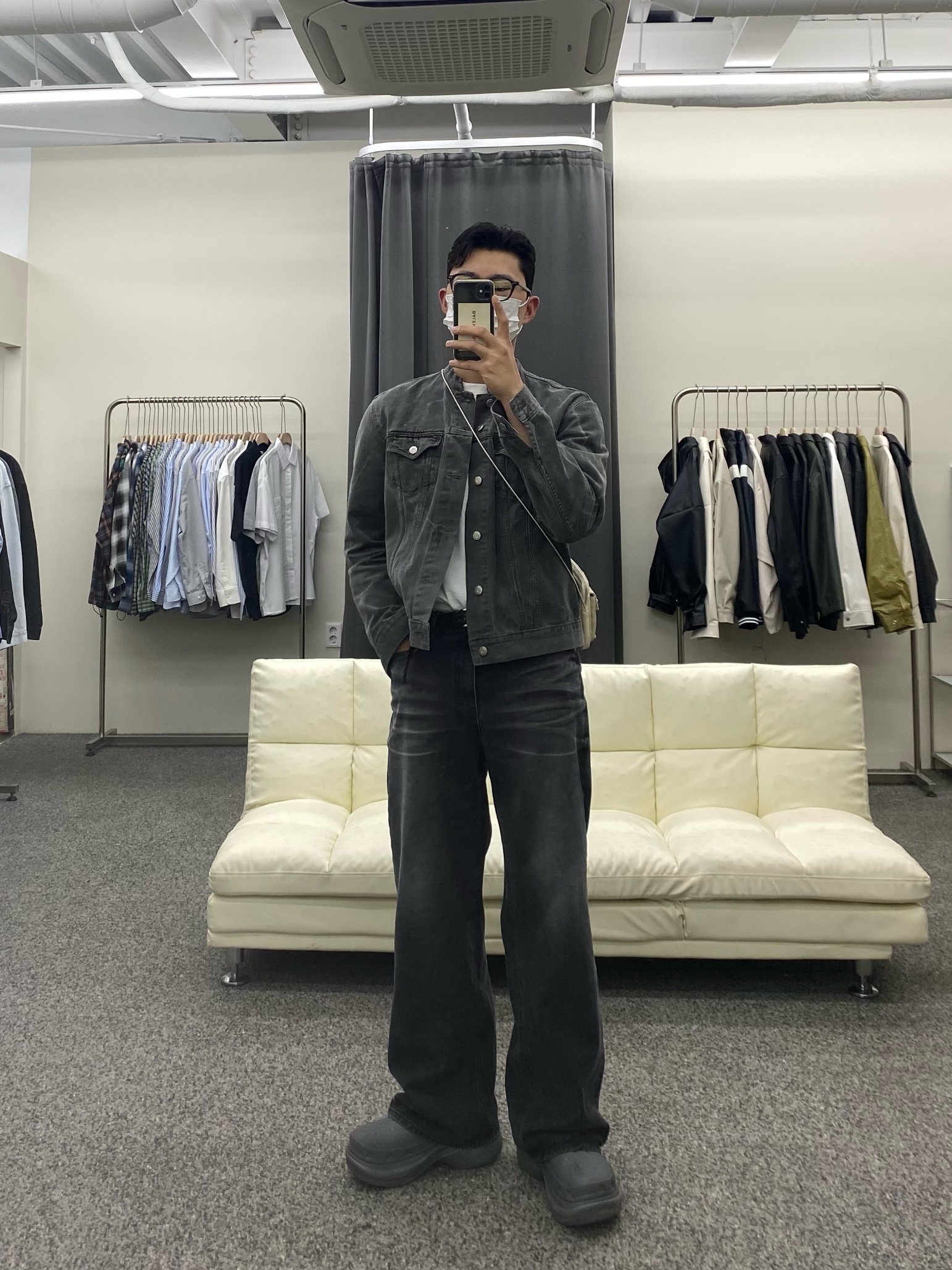 Balenciaga x Crocs Rubber Boot Grey 착용 스타일 - 2