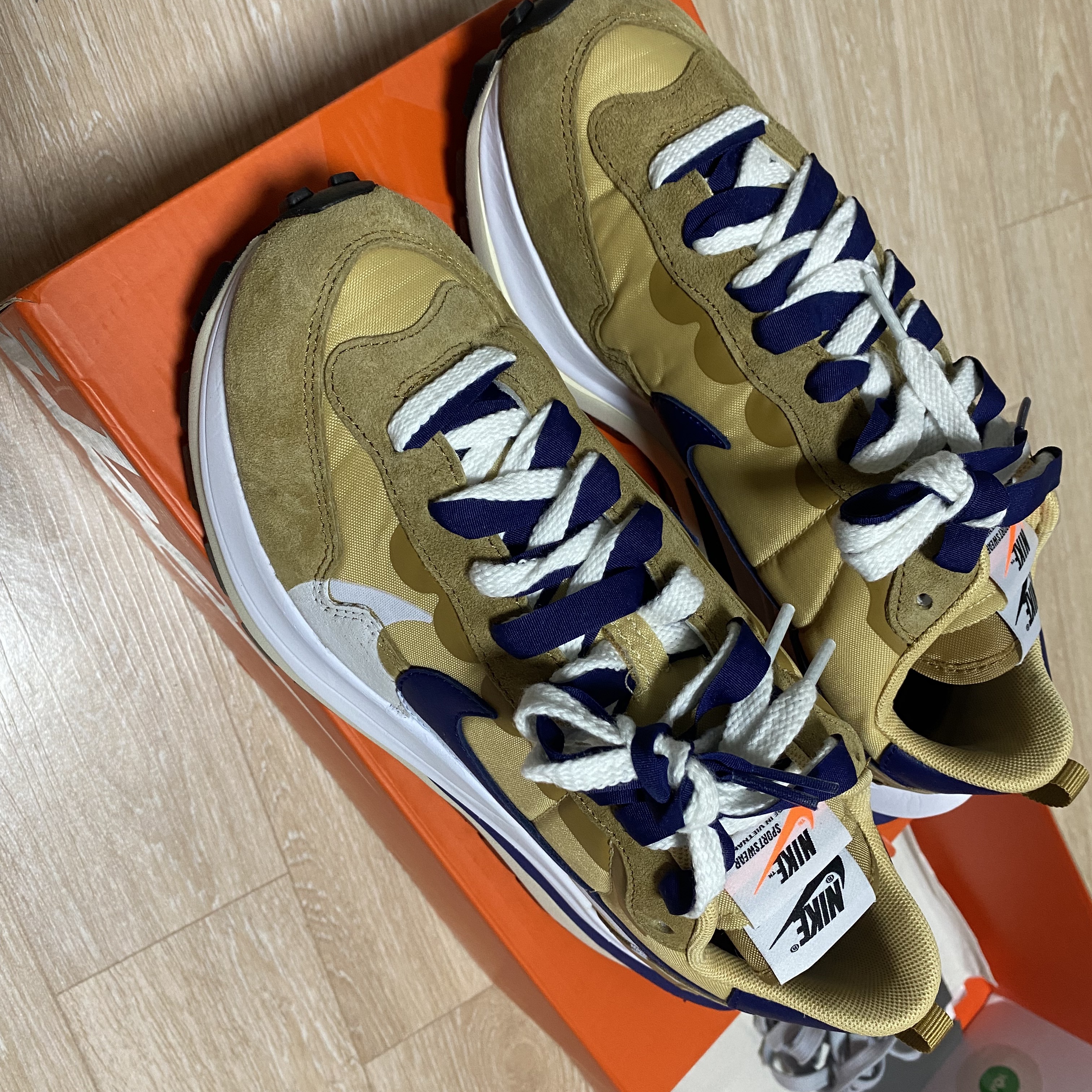 Nike x Sacai VaporWaffle Black White, Nike x Sacai VaporWaffle Tour Yellow & Gorge Green Sail 착용 스타일 - 3