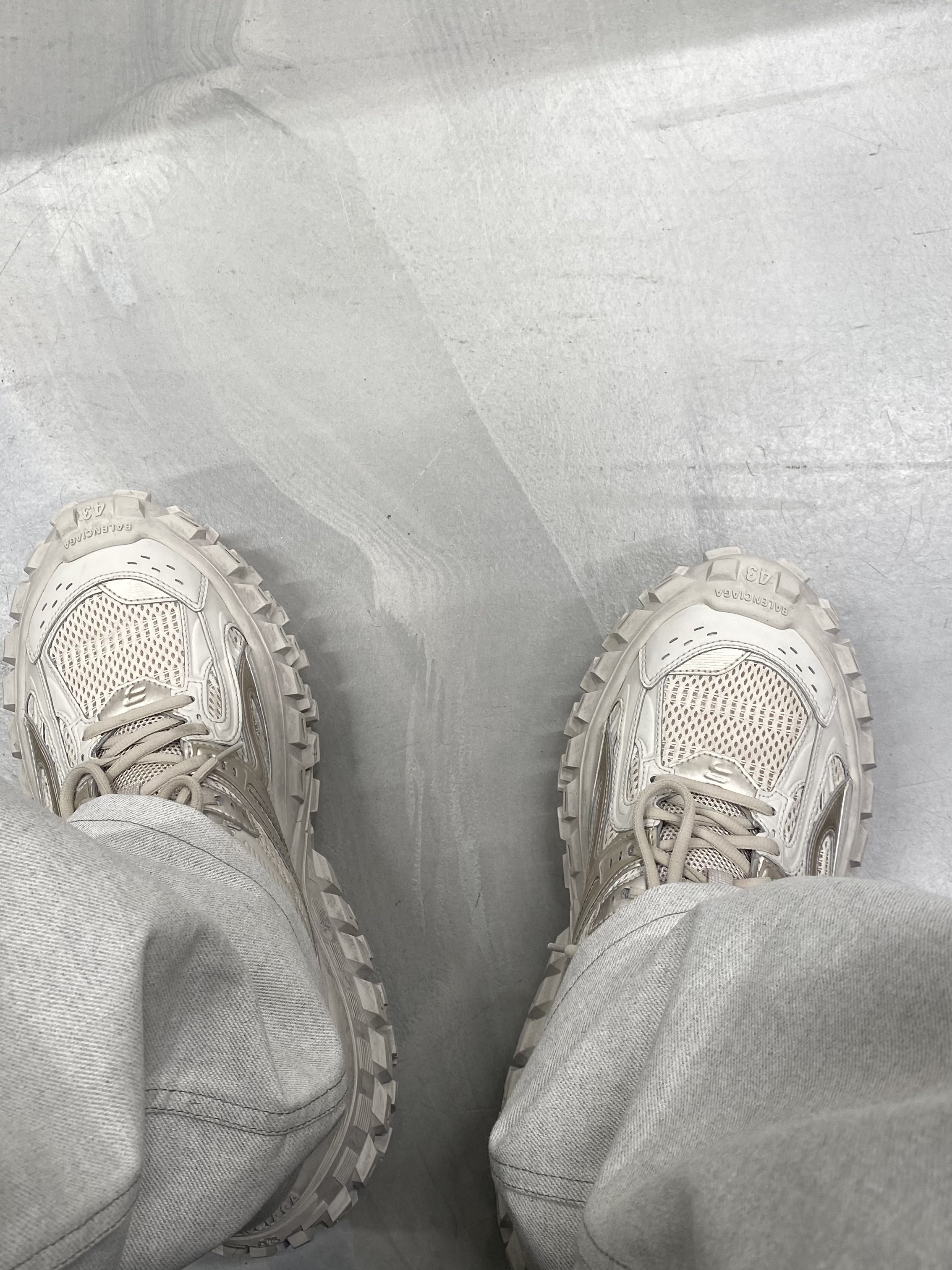 Balenciaga Defender Sneakers Beige 착용 스타일 - 4