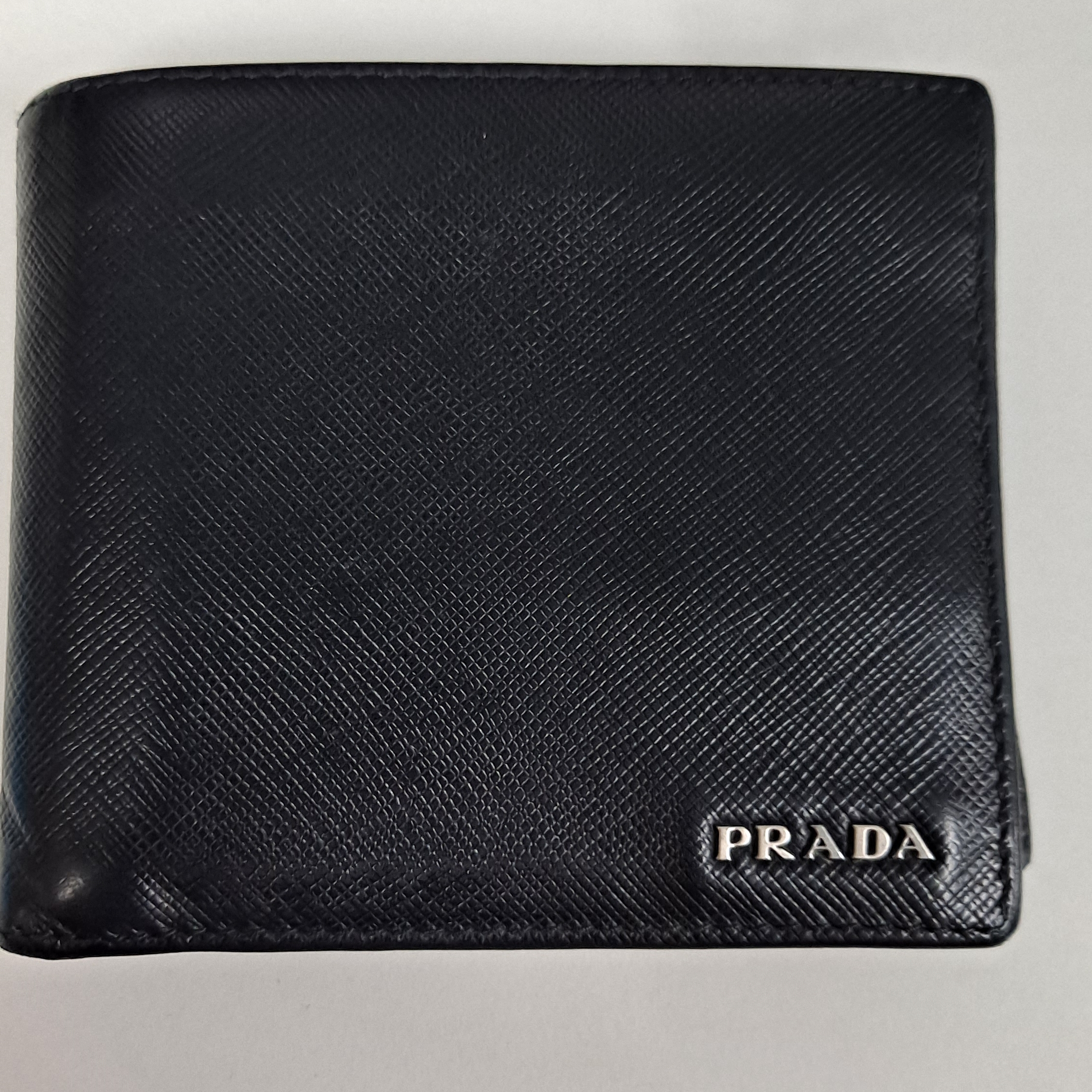 Prada Saffiano Leather Wallet Black 착용 스타일