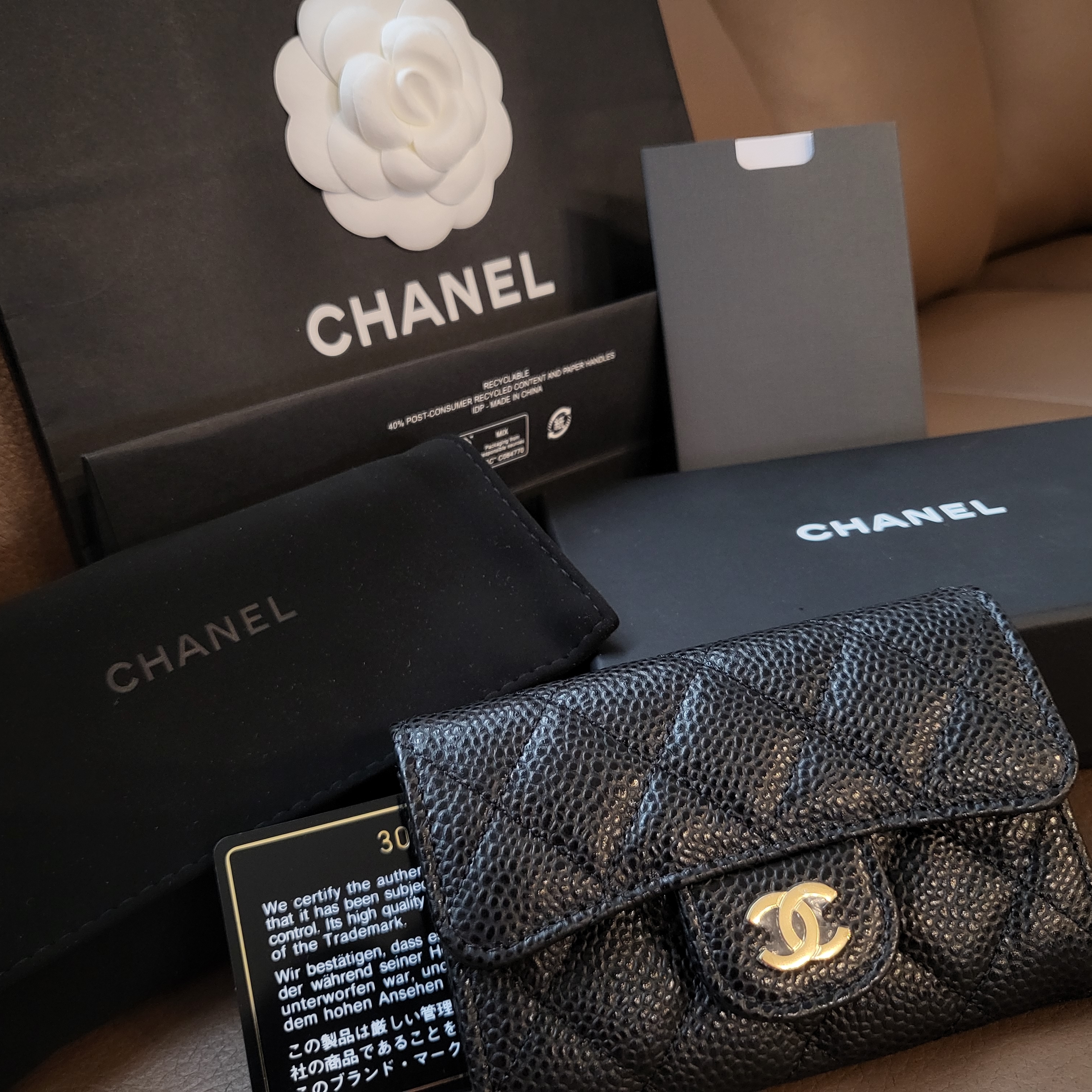 Chanel Classic Card Holder Grained Calfskin & Gold Black 착용 스타일