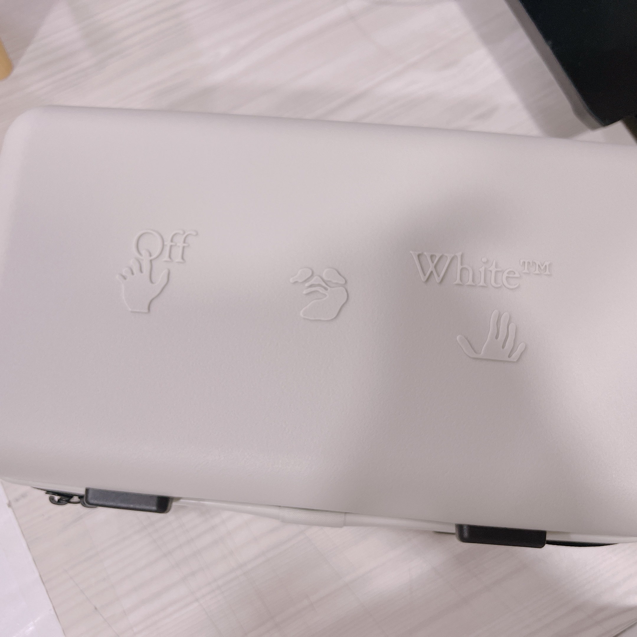 Off-White x Amore Pacific Protection Box (Without Cosmetics) 착용 스타일 - 3
