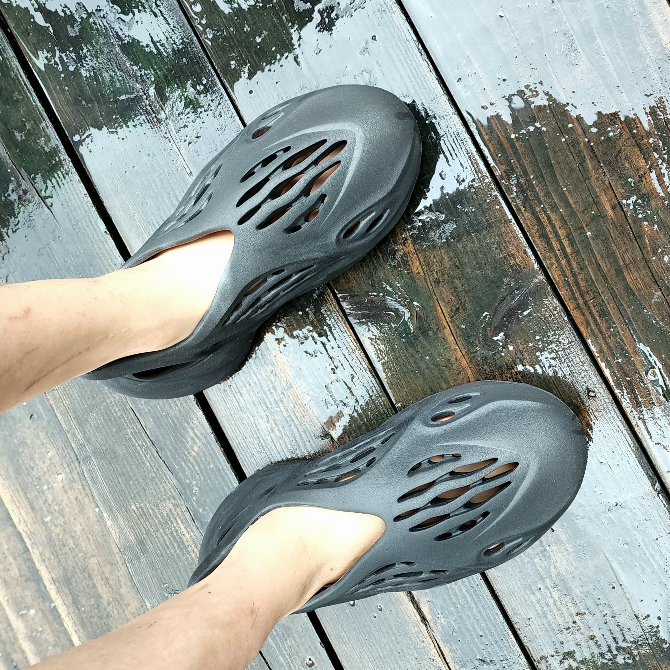 Adidas Yeezy Foam RNNR Onyx 착용 스타일