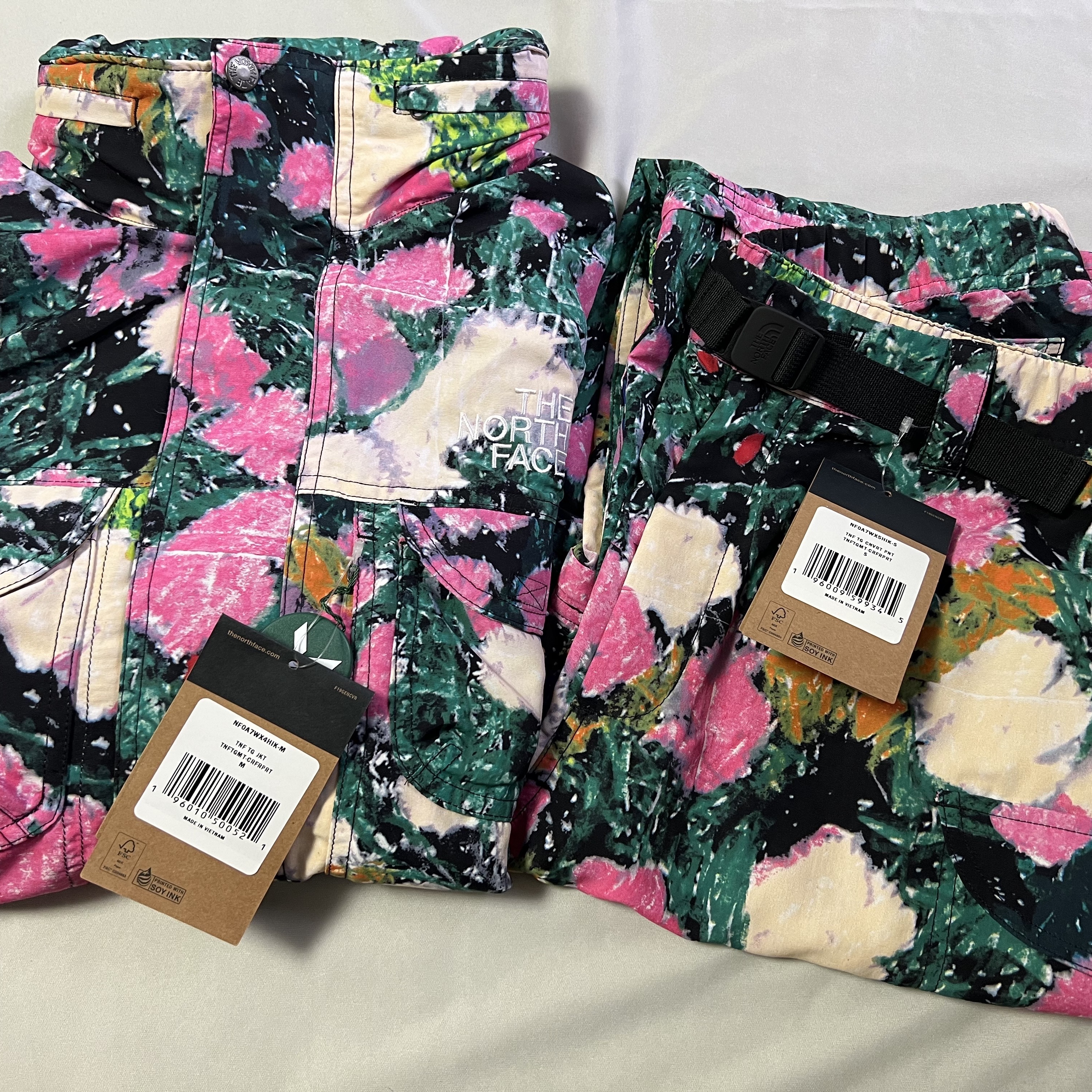 Supreme x The North Face Trekking Convertible Jacket Flowers - 22SS, Supreme x The North Face Trekking Zip-Off Belted Pants Flowers - 22SS 착용 스타일 - 2