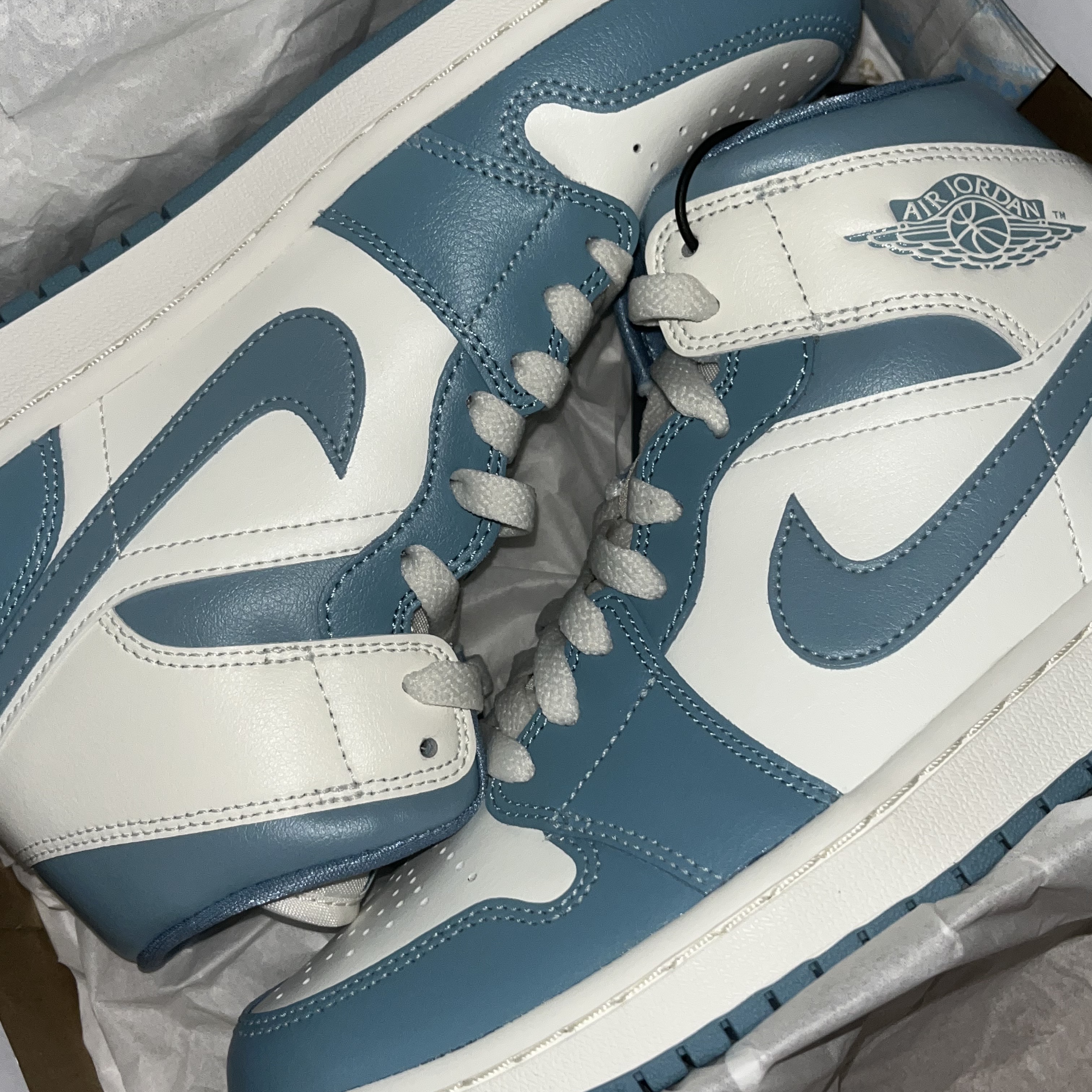 (W) Jordan 1 Mid Sail and Worn Blue 착용 스타일 - 1