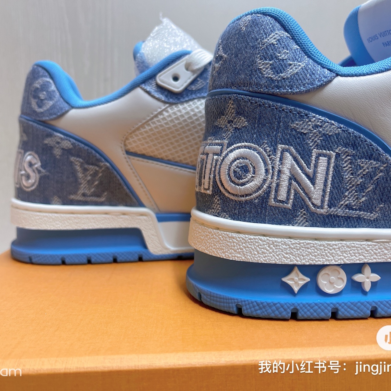 Louis Vuitton Velcro Strap LV Trainer Sneaeker Monogram Denim Marine 착용 스타일 - 3
